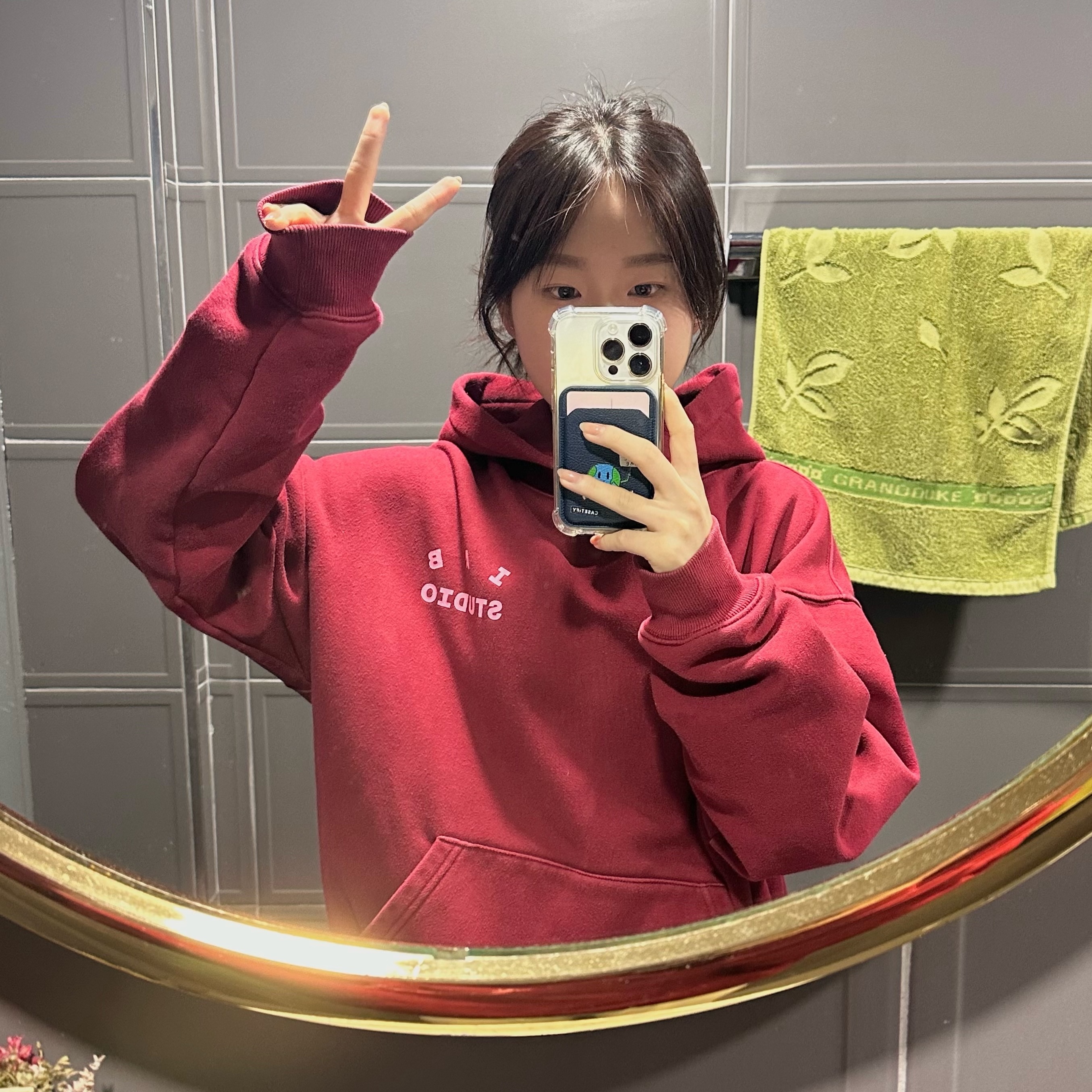 IAB Studio Hoodie Raspberry 착용 스타일