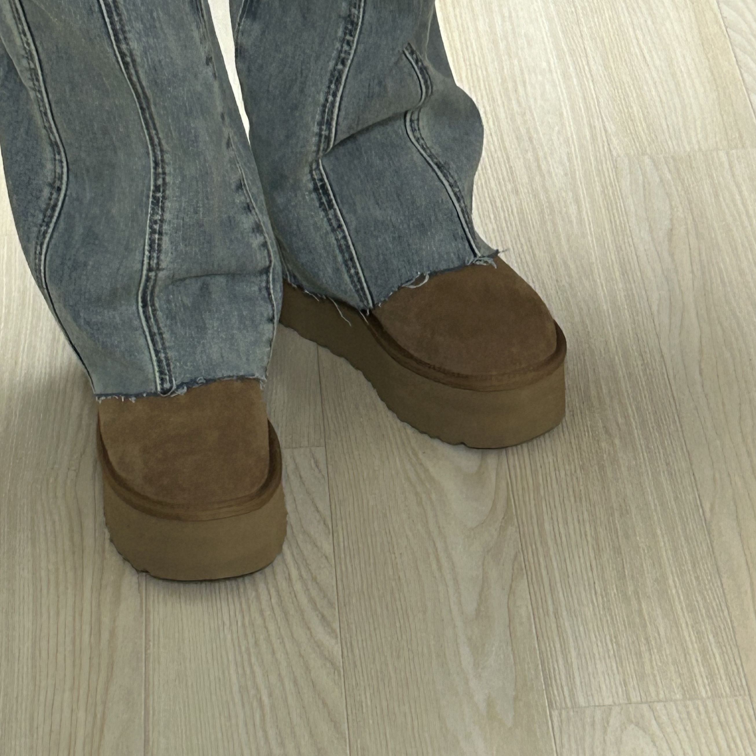 (W) UGG Classic Ultra Mini Platform Boots Chestnut 착용 스타일