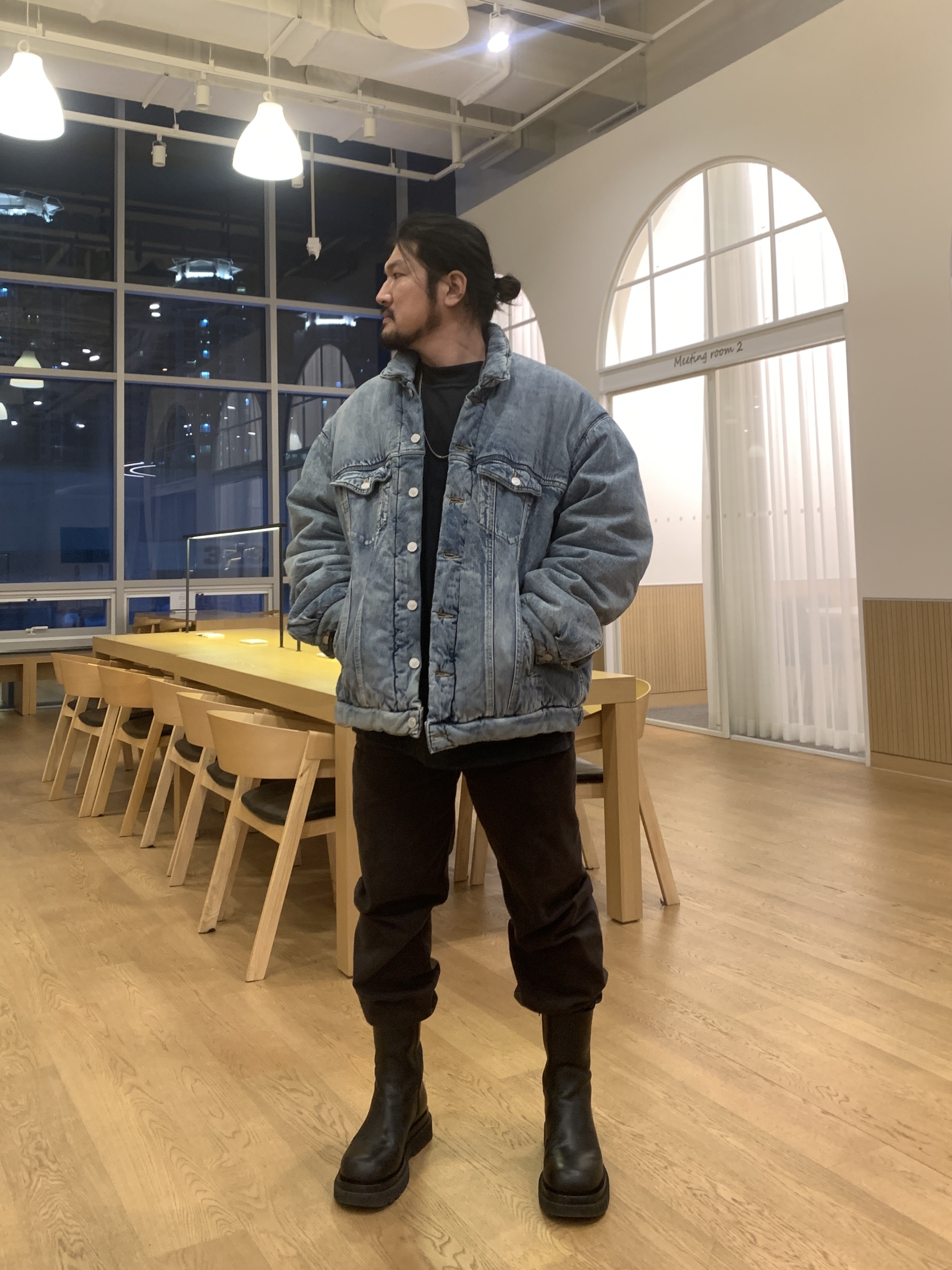 Balenciaga Padded Jacket Light Blue, Bottega Veneta Lug Boot Black 착용 스타일 - 2