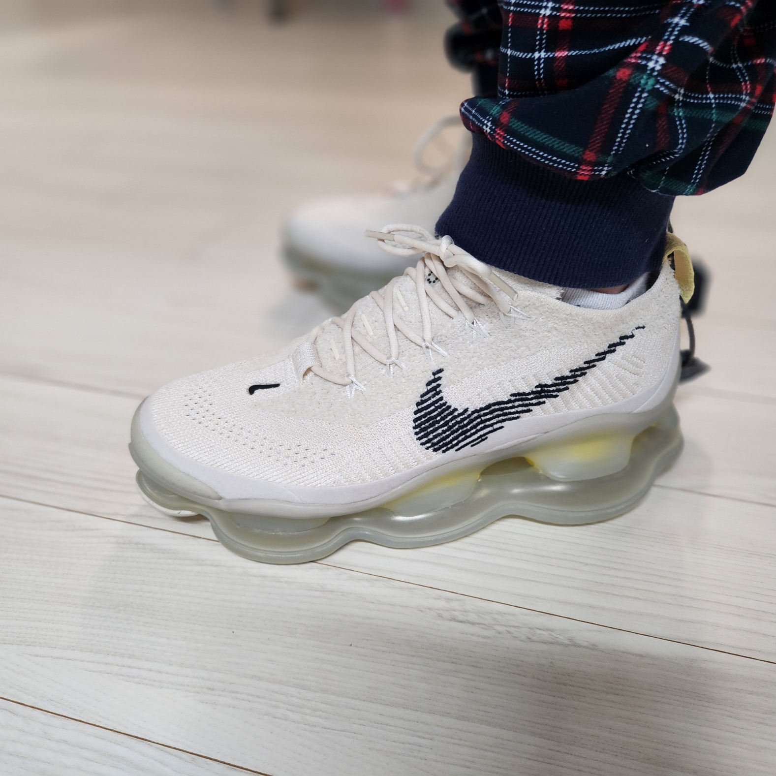Nike Air Max Scorpion Flyknit Lemon Wash 착용 스타일 - 3