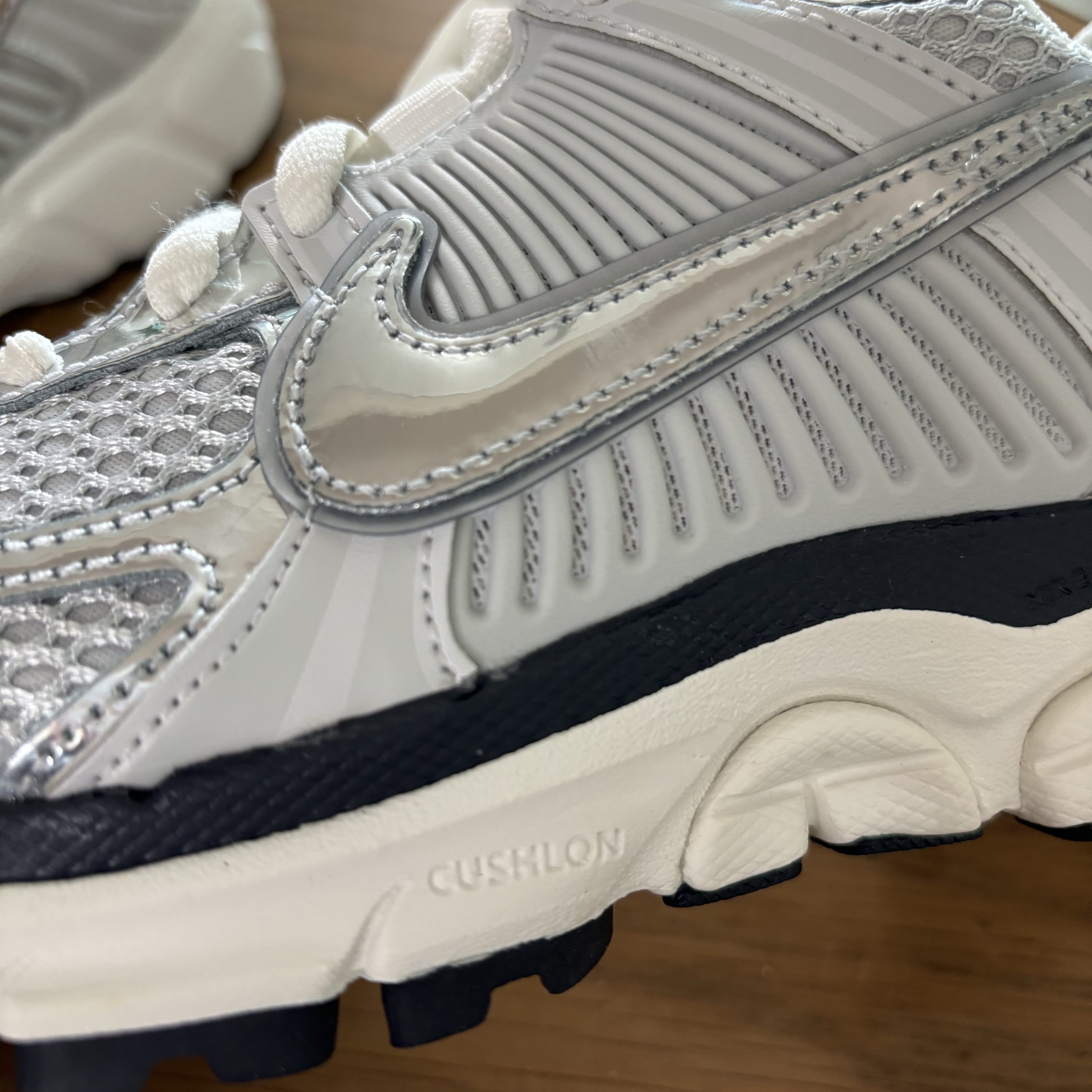 (W) Nike Zoom Vomero 5 Photon Dust and Metallic Silver 착용 스타일 - 4