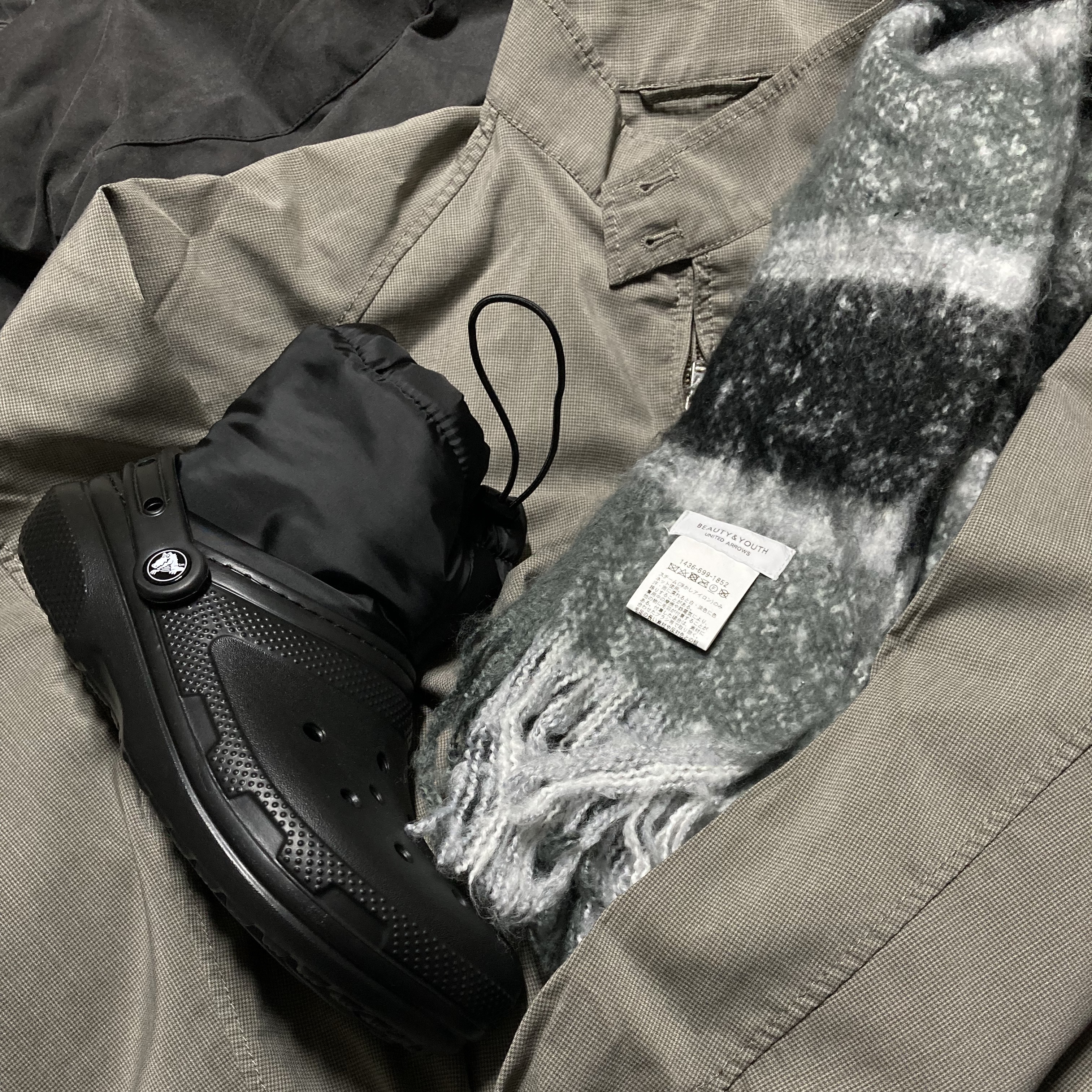 Crocs Classic Lined Neo Puff Boot Black 착용 스타일 - 1