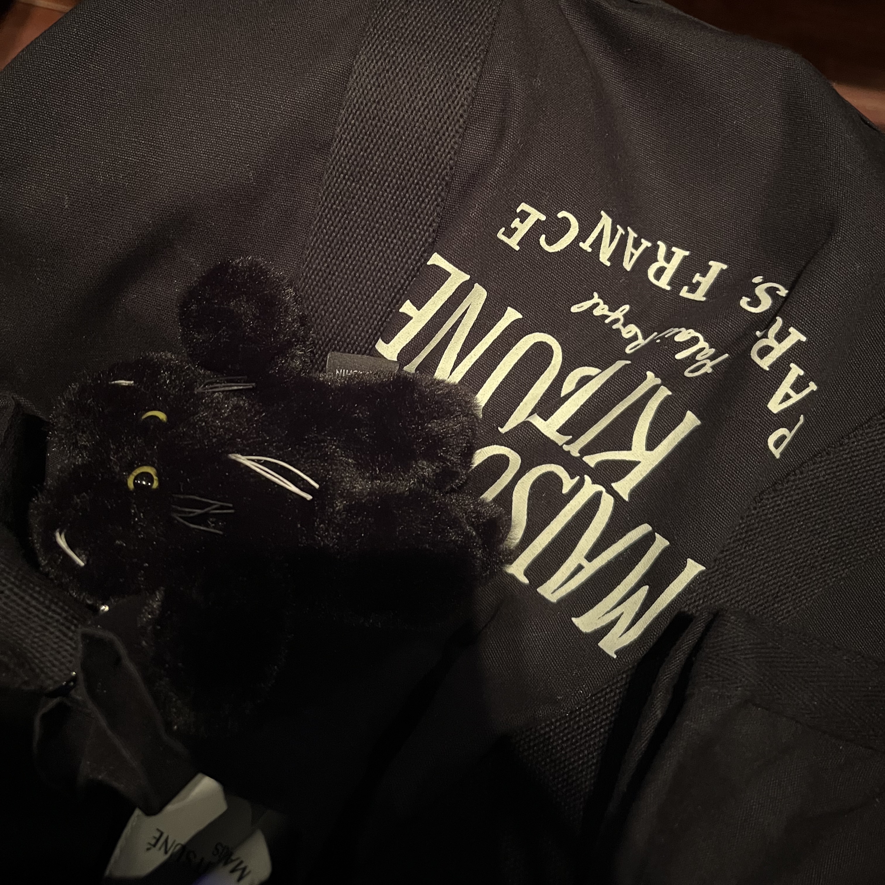 Maison Kitsune Palais Royal Shopping Bag Black, Godashin Cats Keyring Black 착용 스타일