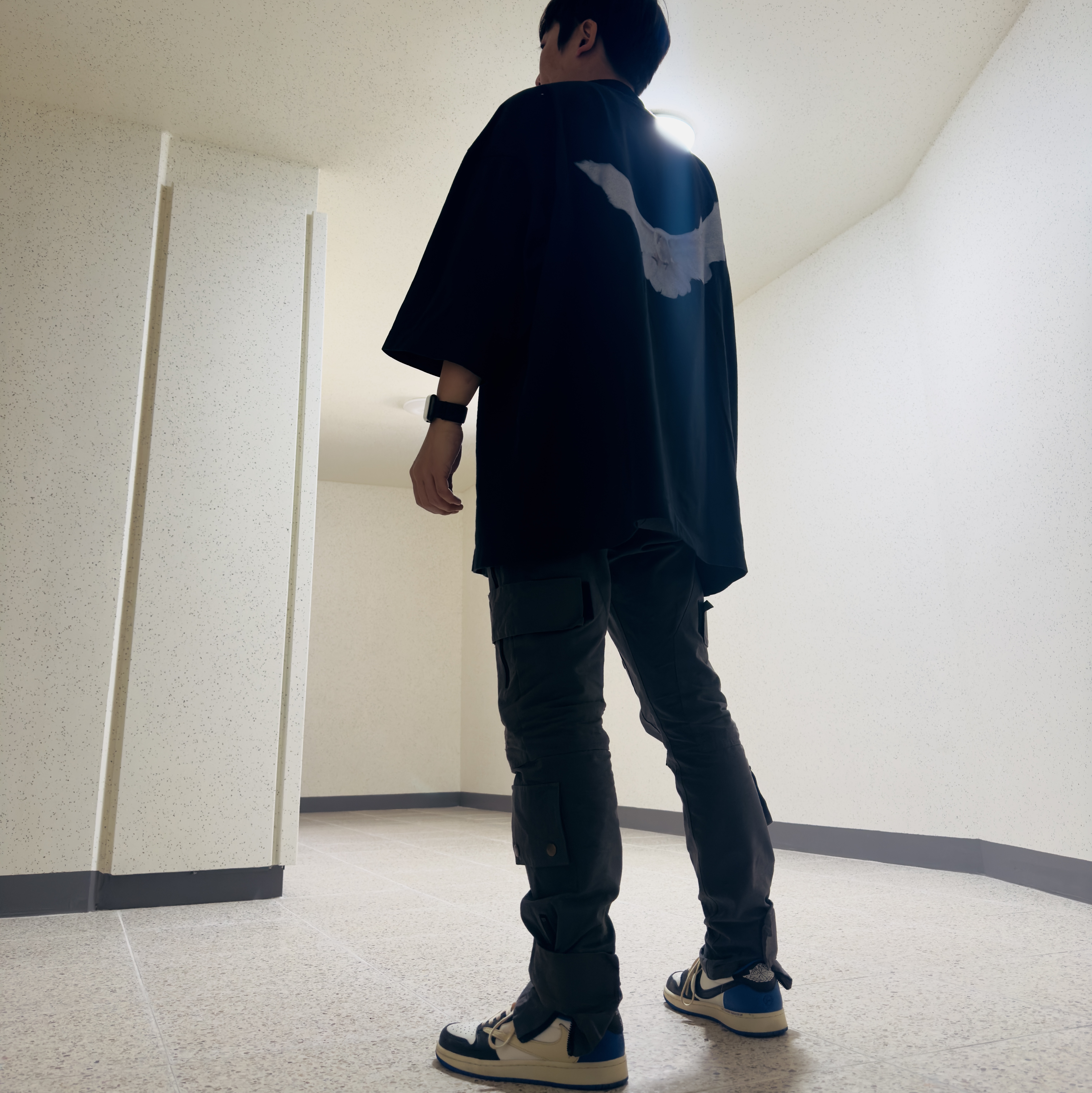 Yeezy Gap Engineered By Balenciaga Dove 3/4 Sleeve T-Shirt Black, Jordan 1 x Travis Scott x Fragment Retro Low OG SP Military Blue 착용 스타일