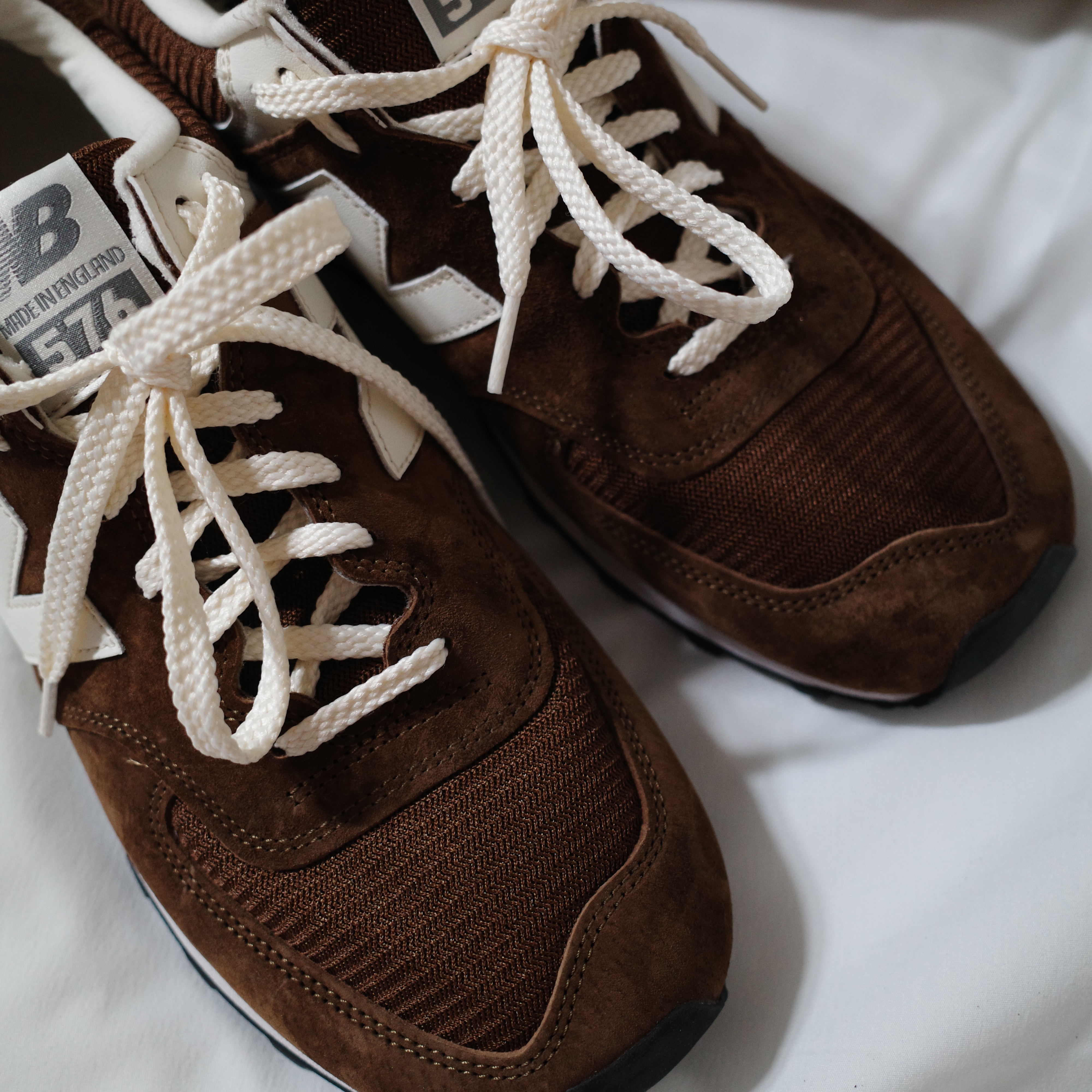 New Balance 576 Made in UK Monks Robe Coconut Milk 착용 스타일 - 3