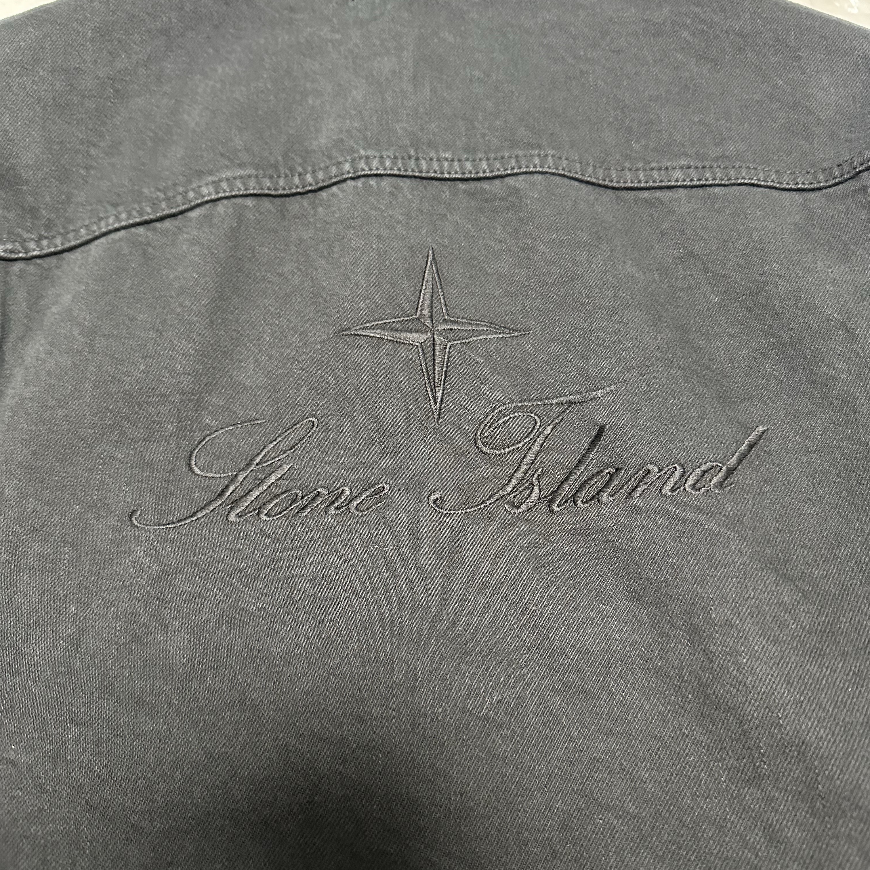 Supreme x Stone Island Denim Trucker Jacket Black - 23FW 착용 스타일 - 3