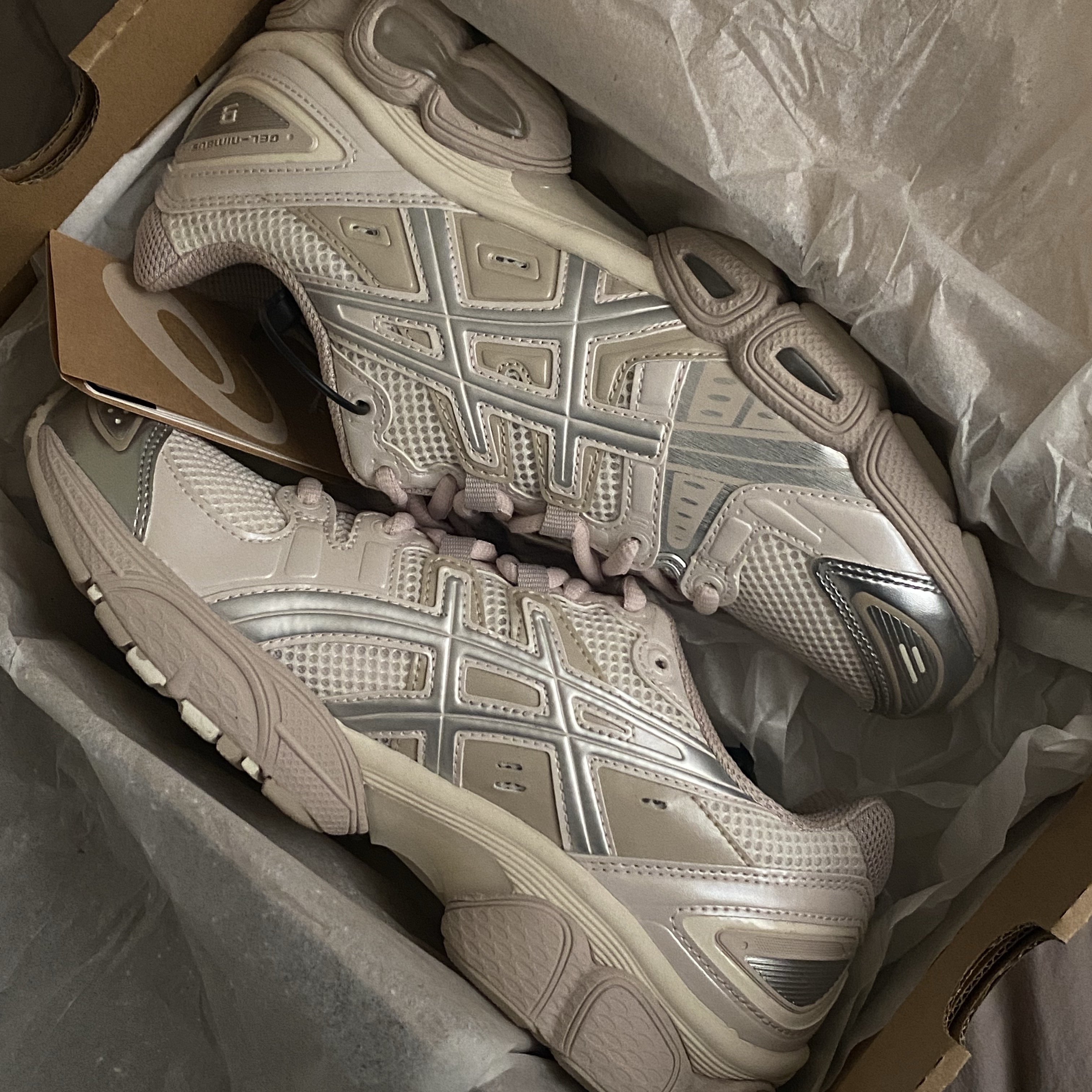 (W) Asics Gel-Nimbus 9 Cream Mineral Beige 착용 스타일 - 1