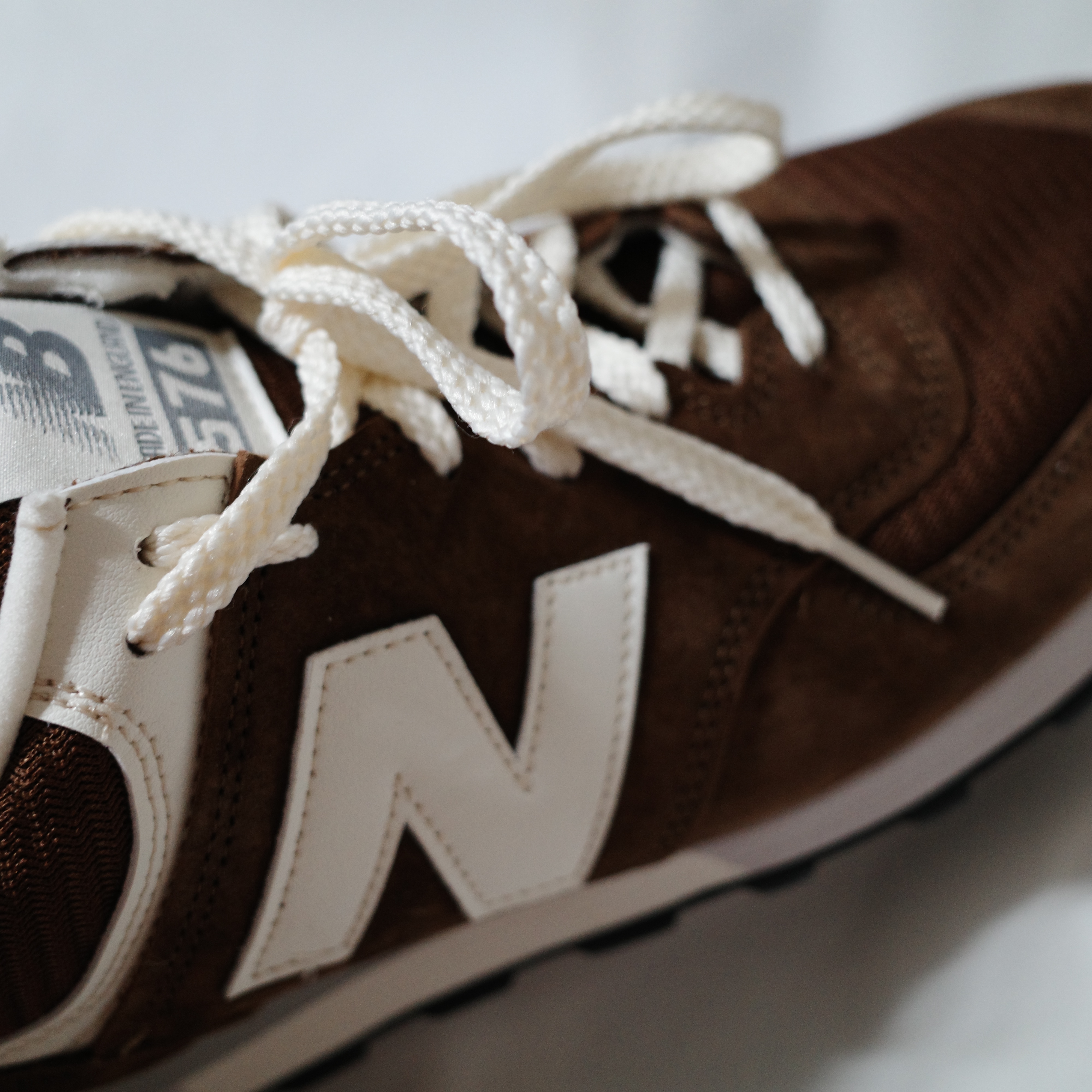 New Balance 576 Made in UK Monks Robe Coconut Milk 착용 스타일 - 5
