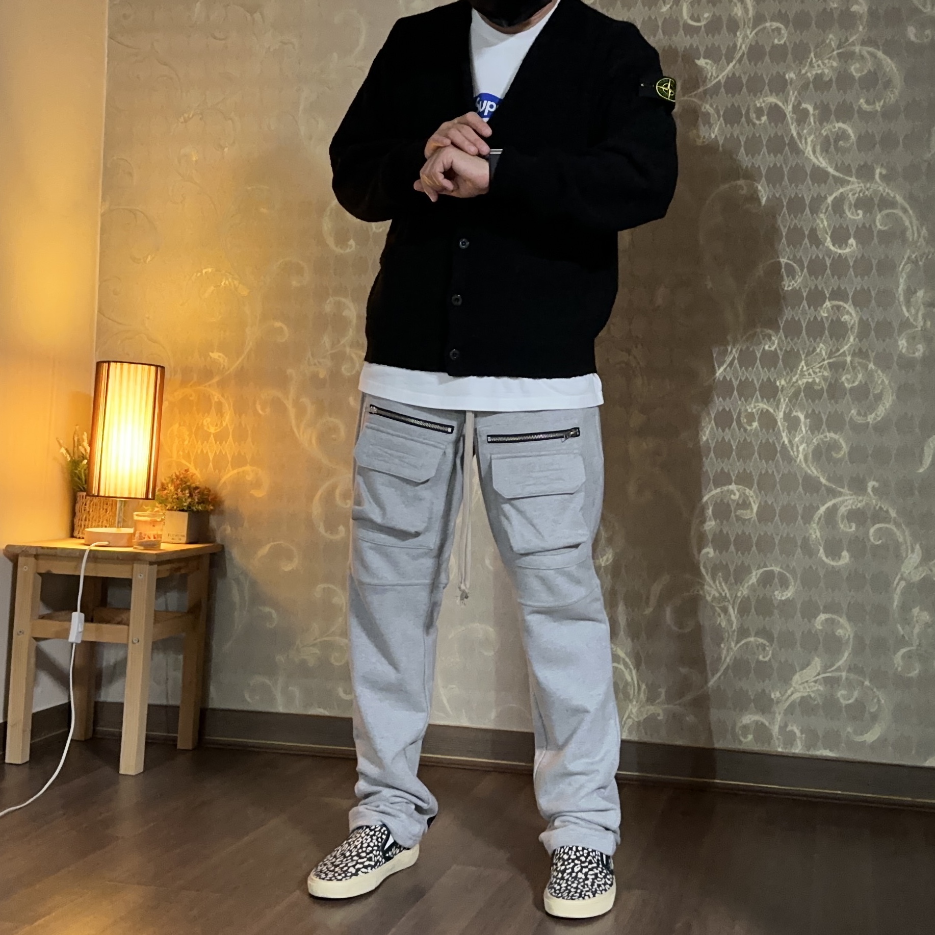 Supreme x Stone Island Boucle Cardigan Black - 23FW, Supreme Seoul Box Logo T-Shirt White - 23FW 착용 스타일 - 3