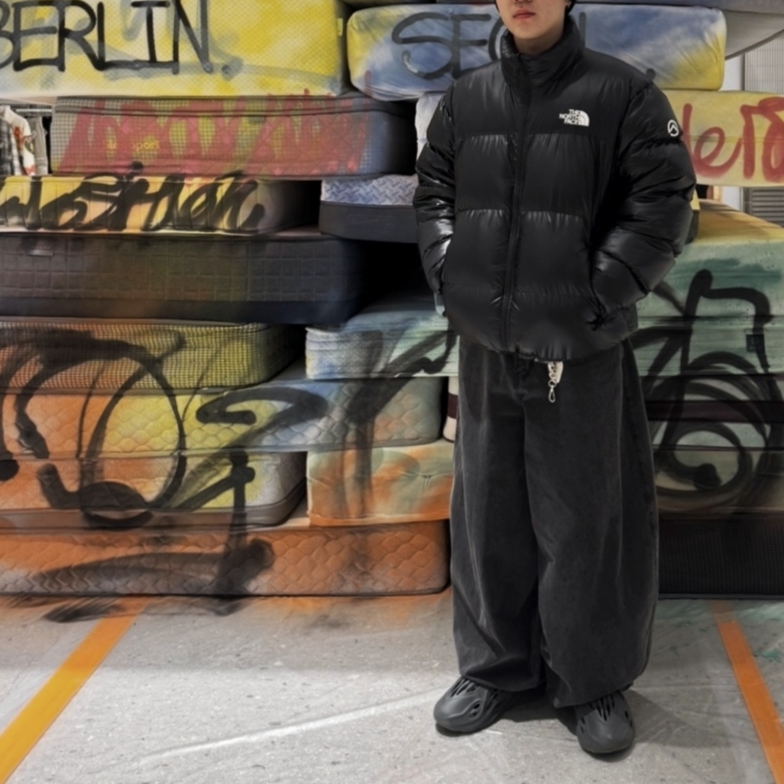 The North Face Quantum Nuptse Jacket Black, Adidas Yeezy Foam RNNR Carbon 착용 스타일