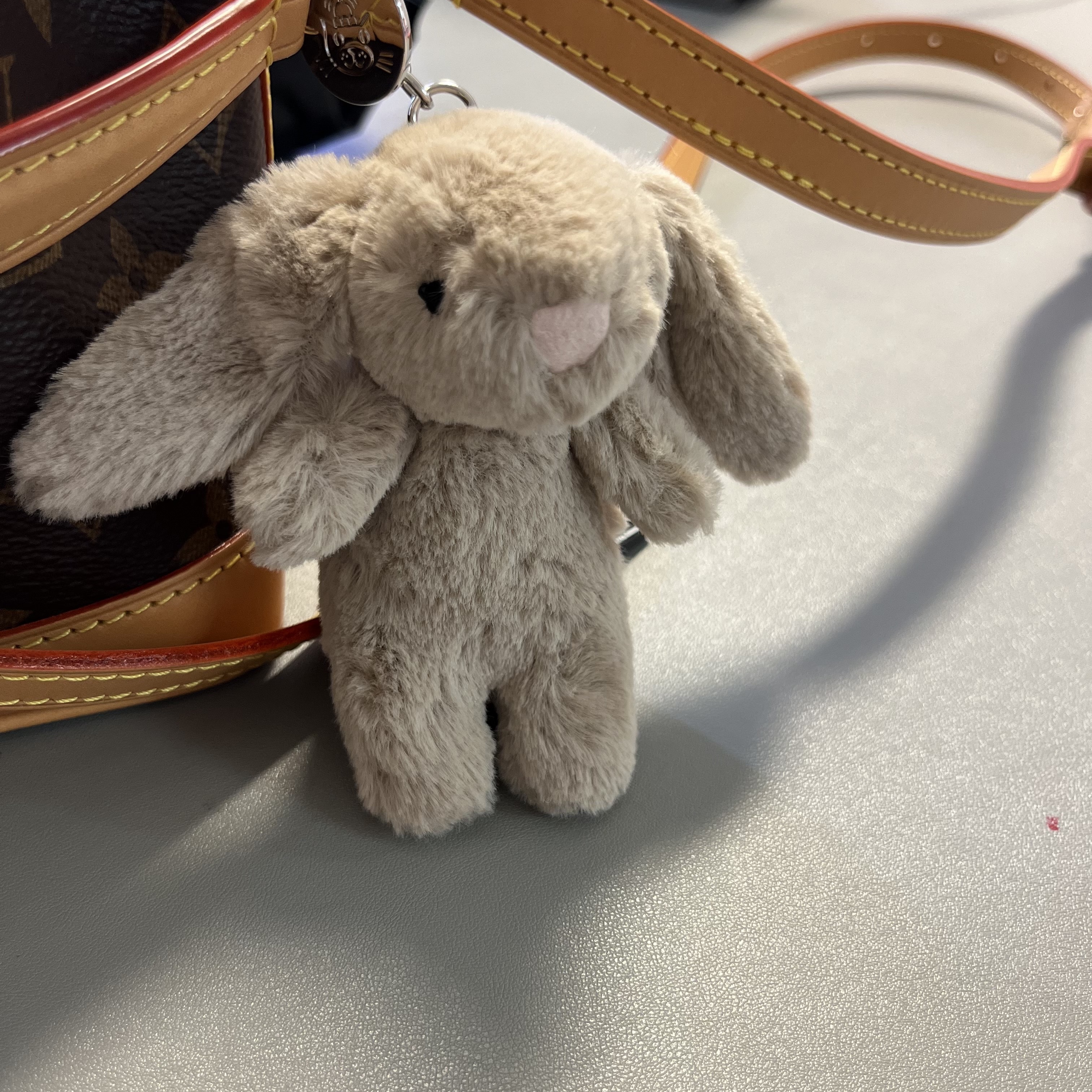 Jellycat Bashful Bunny Bag Charm Beige, Louis Vuitton Nano Noe Monogram 착용 스타일