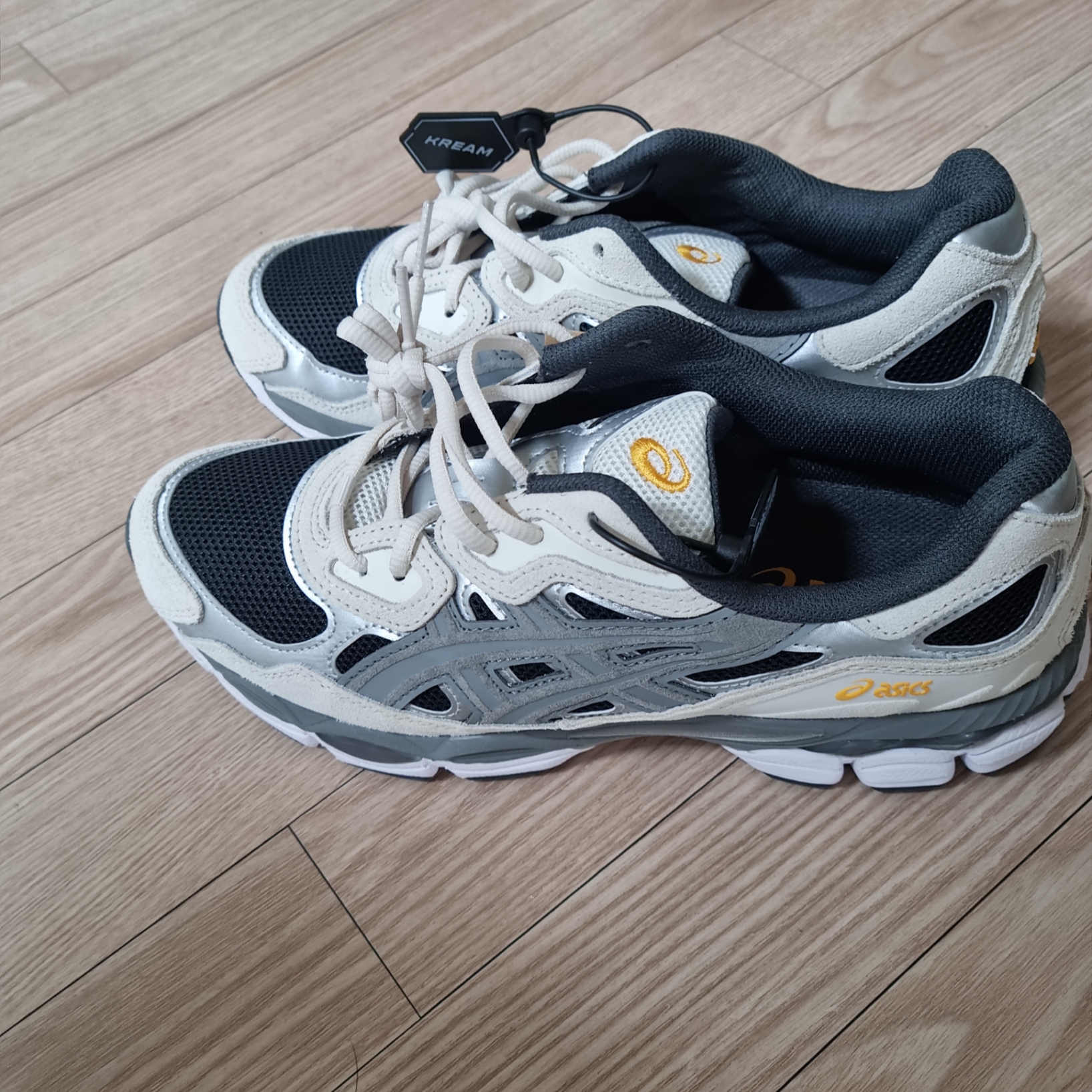 Asics Gel-NYC Black Clay Grey 착용 스타일 - 1