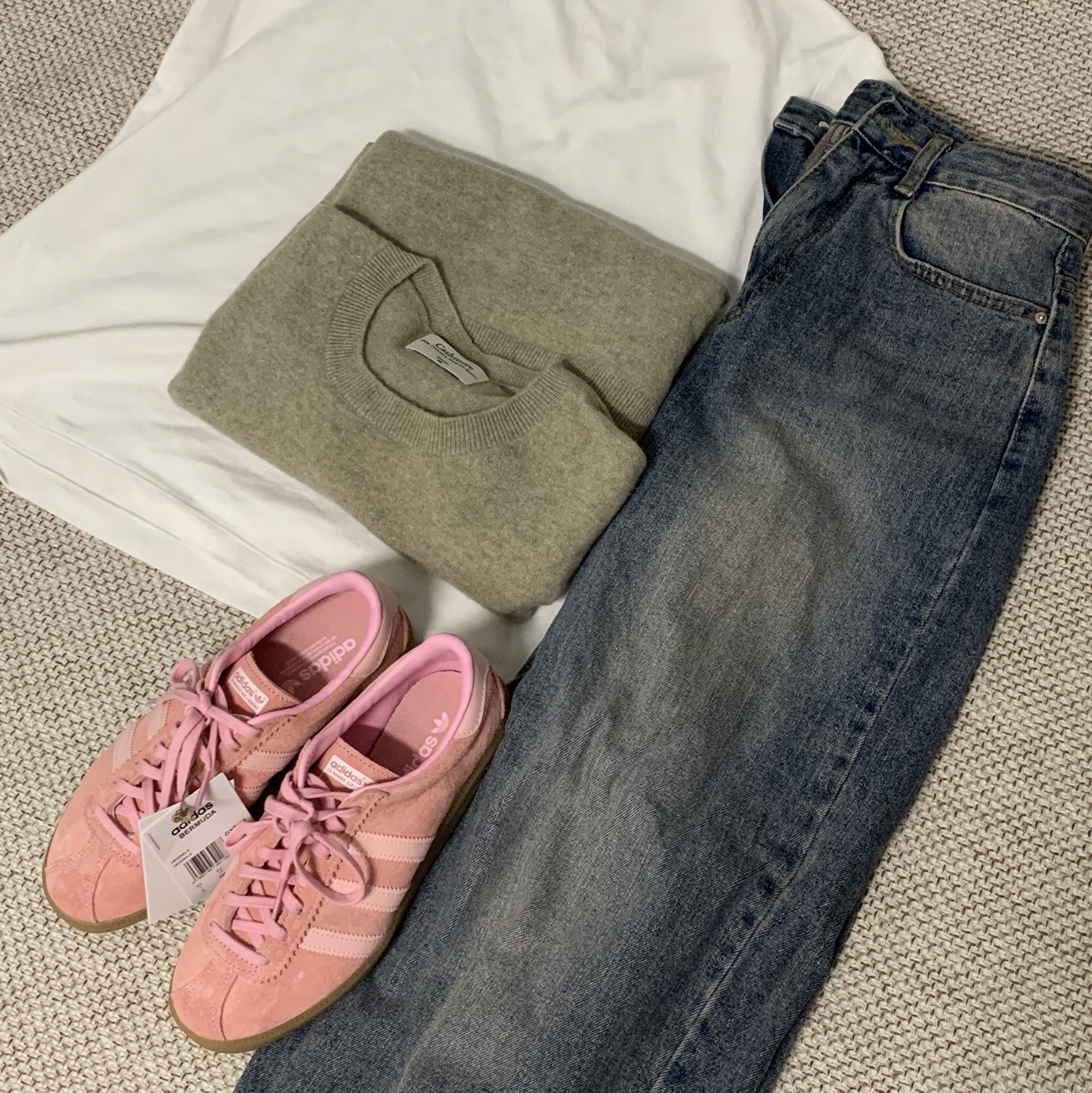 Adidas Bermuda Glow Pink 착용 스타일 - 2