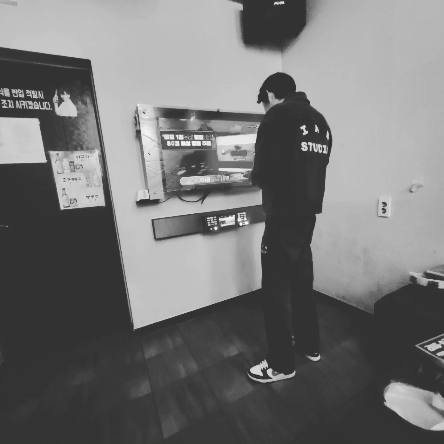 IAB Studio x Lee Denim Jacket Black 착용 스타일 - 2