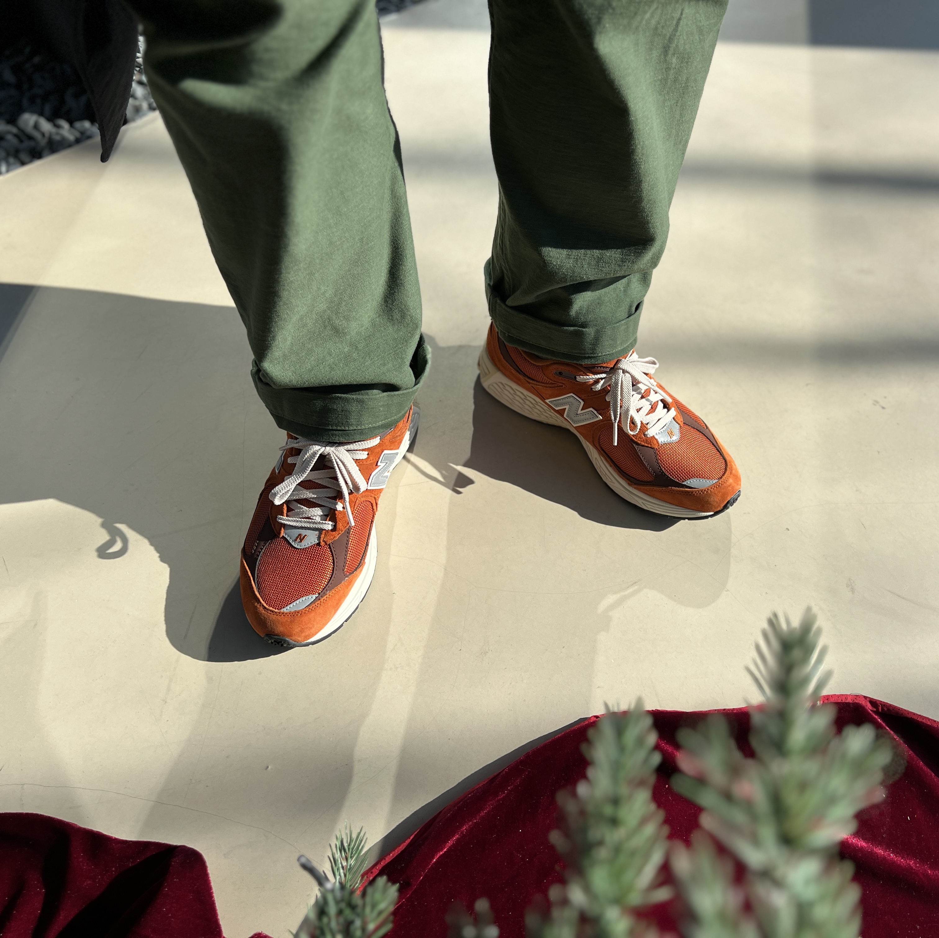 New Balance 2002R Rust Oxide 착용 스타일