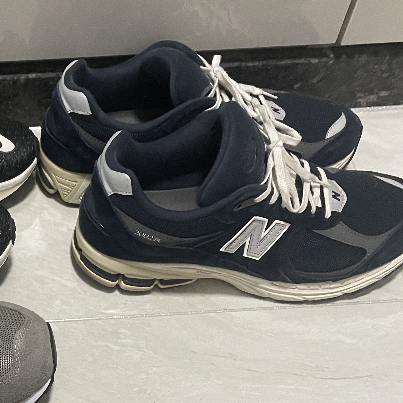 New Balance 2002R Eclipse Castlerock 착용 스타일