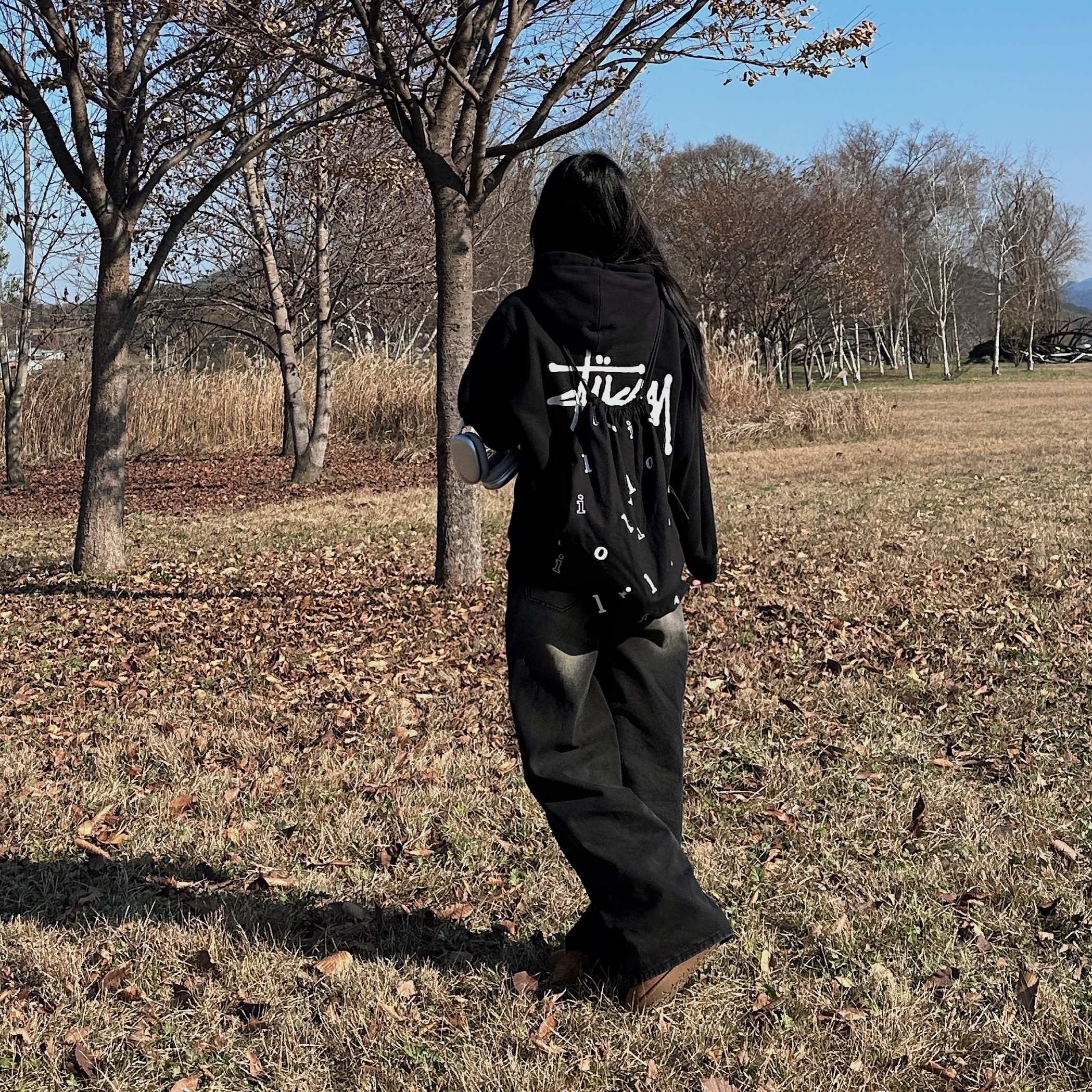Stussy Basic Stussy Pigment Dyed Hoodie Black, Apple AirPods Max Lightning Silver (Korean Ver.) 착용 스타일 - 1