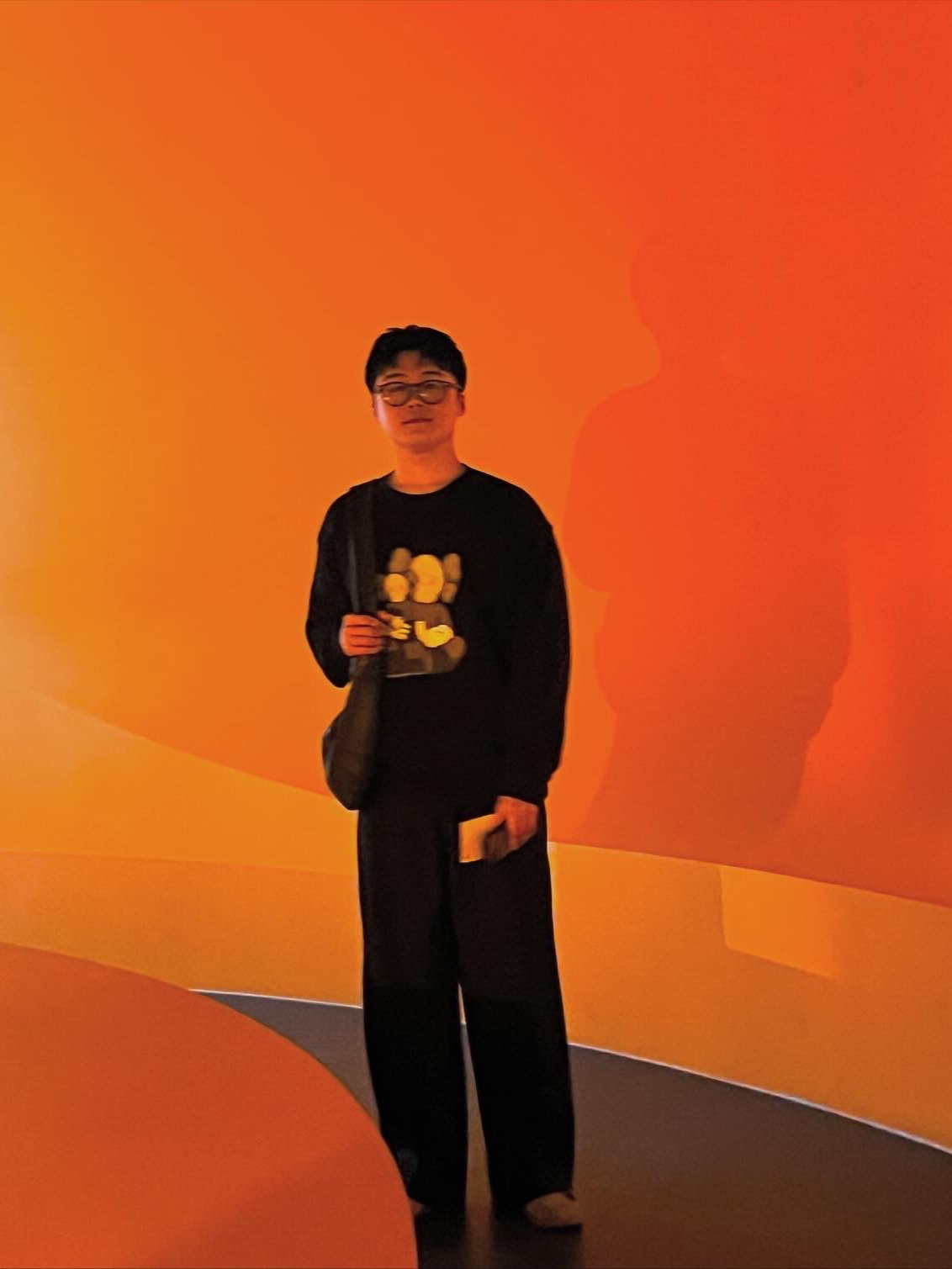 Uniqlo UT x Kaws Long Sleeve Sweatshirt Black, Lemaire Small Croissant Bag Soft Nappa Leather Dark Chocolate 착용 스타일 - 2