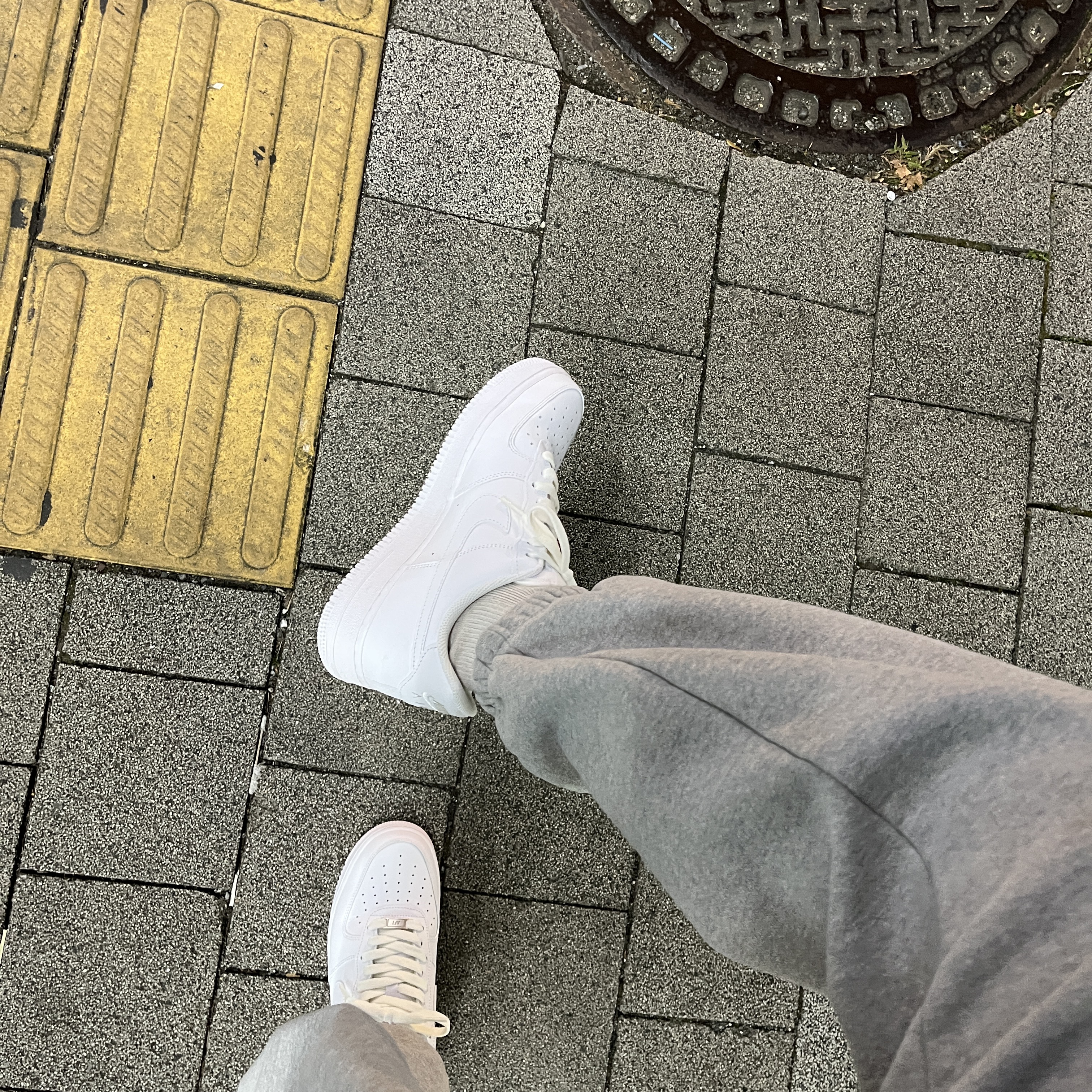 Nike Air Force 1 '07 Low White 착용 스타일 - 2