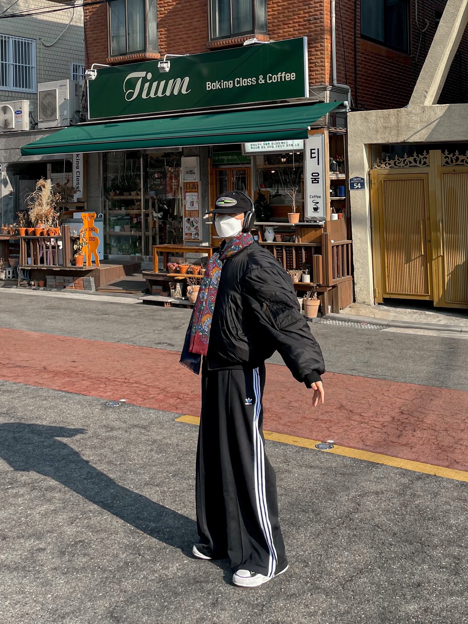 Maison Mihara Yasuhiro Peterson OG Sole Canvas Low Sneakers Black, Apple AirPods Max Lightning Space Gray (Korean Ver.) 착용 스타일 - 1