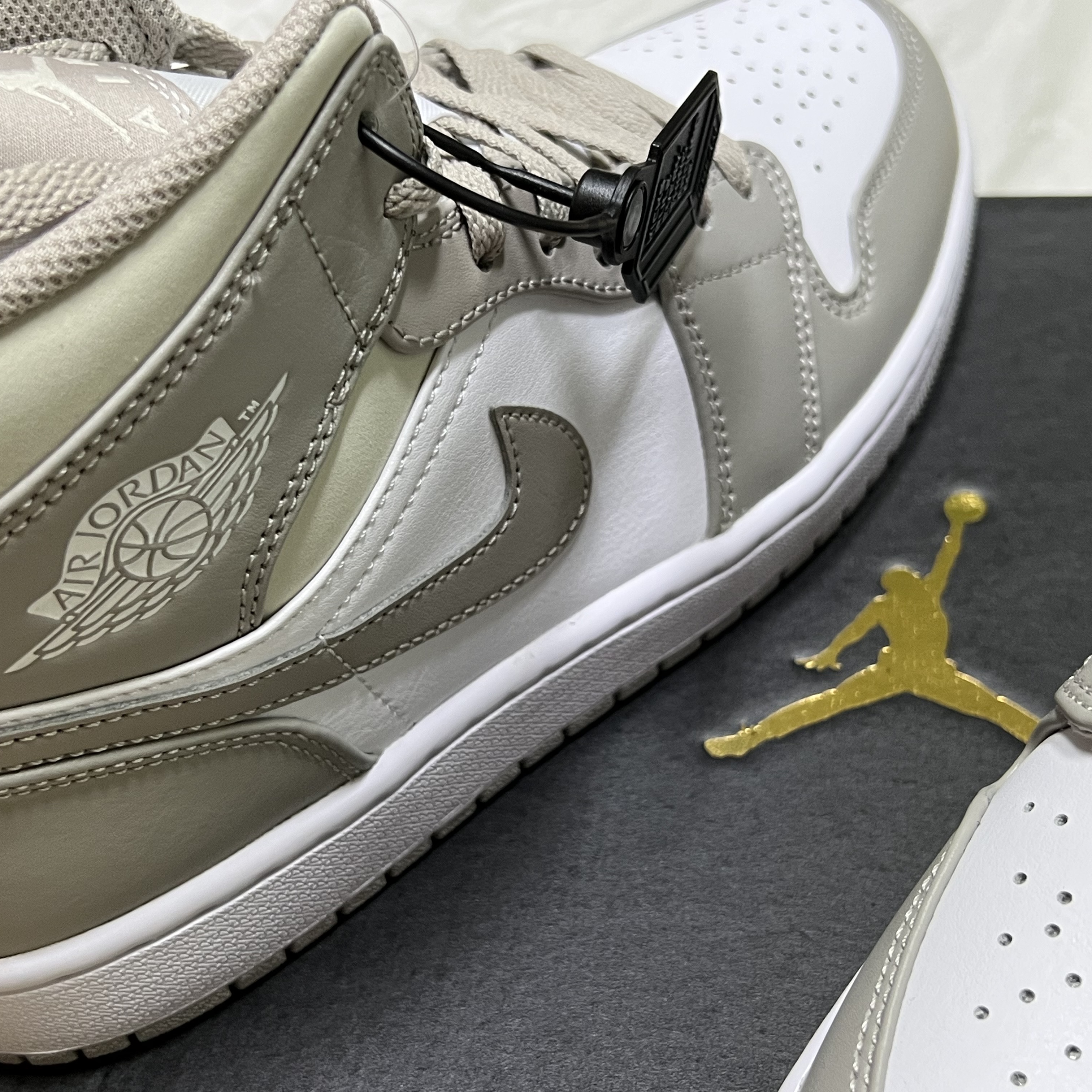 Jordan 1 Mid College Grey 착용 스타일 - 1
