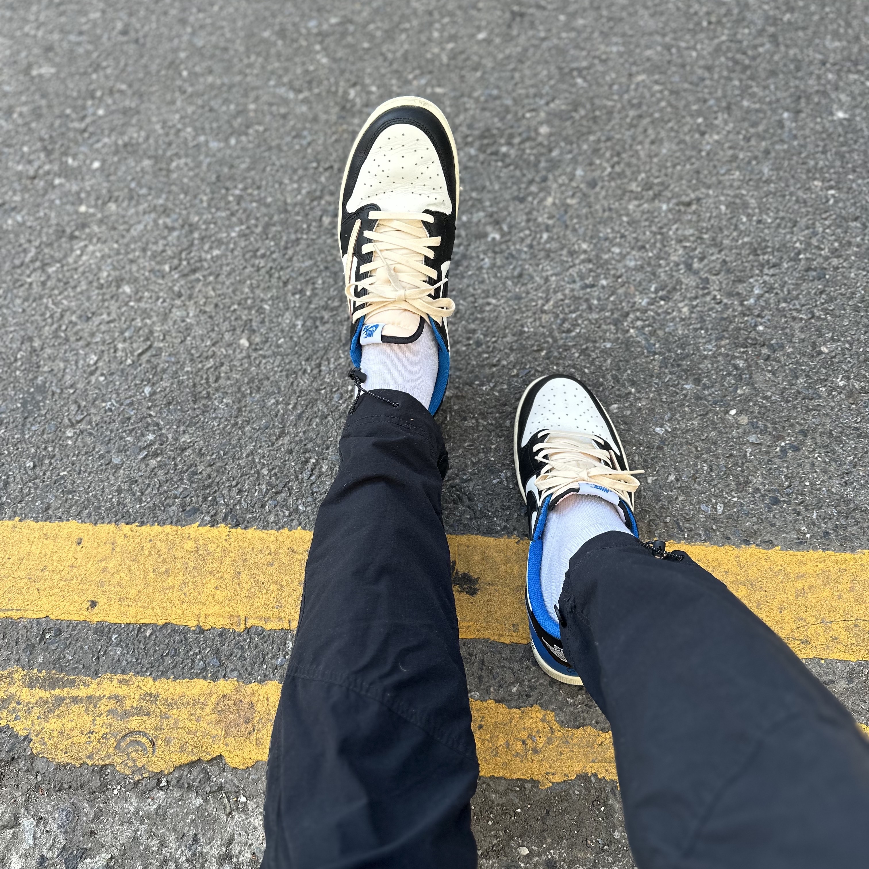 Jordan 1 x Travis Scott x Fragment Retro Low OG SP Military Blue 착용 스타일 - 1