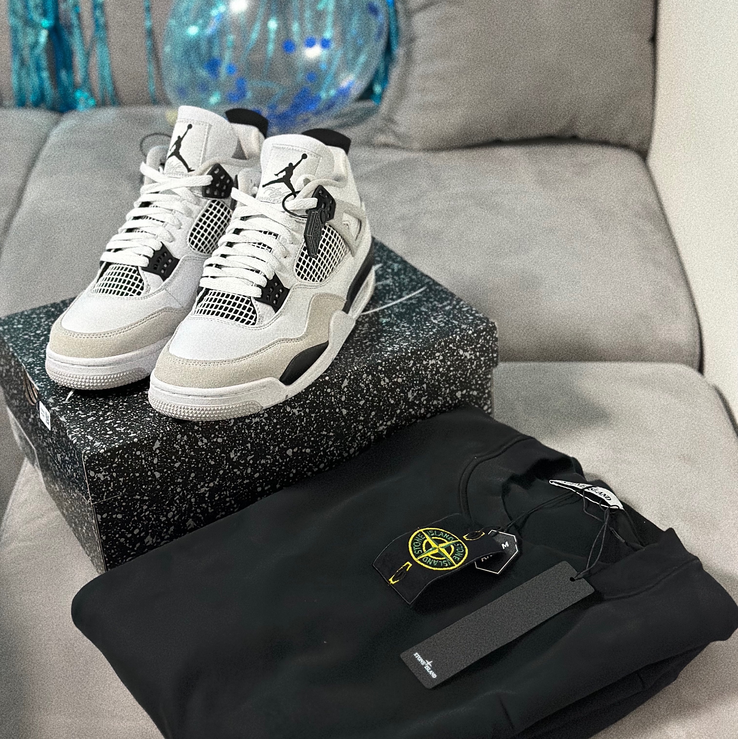 Jordan 4 Retro White and Black, Stone Island 63020 Crewneck Sweatshirt Black - 22FW 착용 스타일 - 2