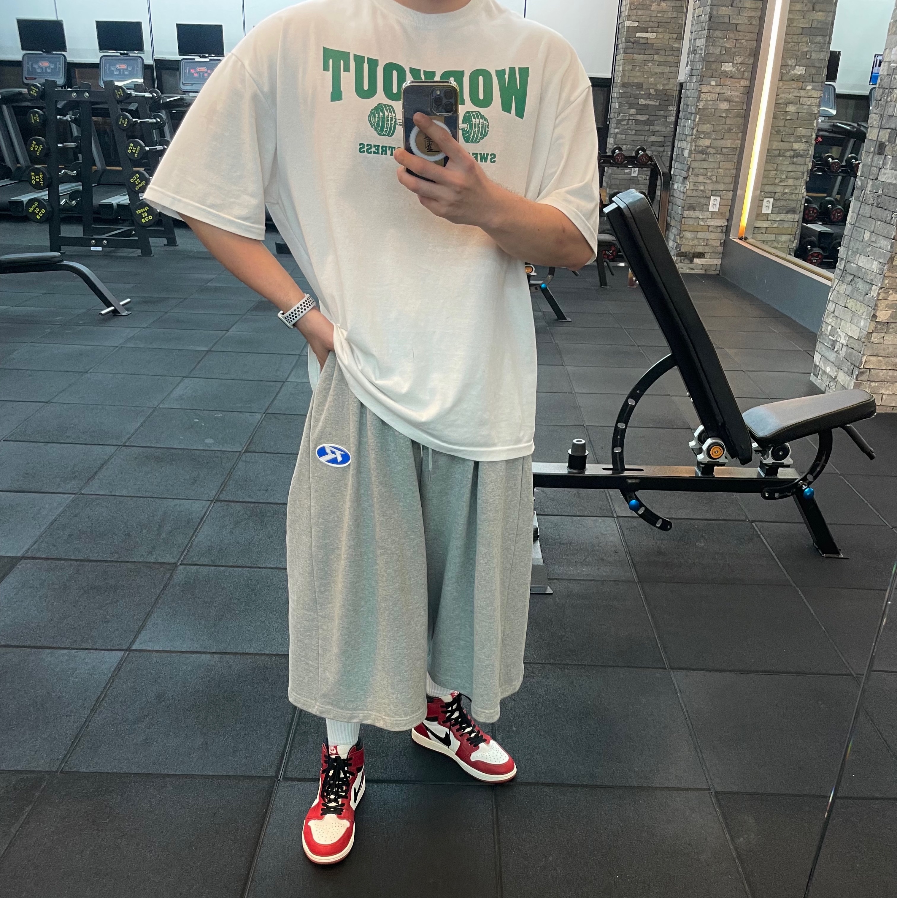 Jordan 1 Retro High OG Chicago 2022, Stussy Melted T-Shirt White 착용 스타일 - 2