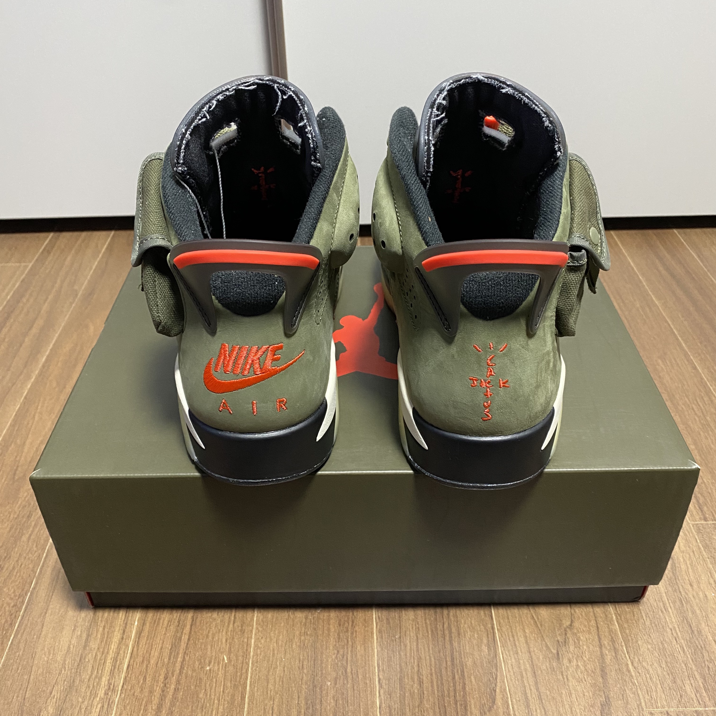 Jordan 6 x Travis Scott Retro Olive 착용 스타일