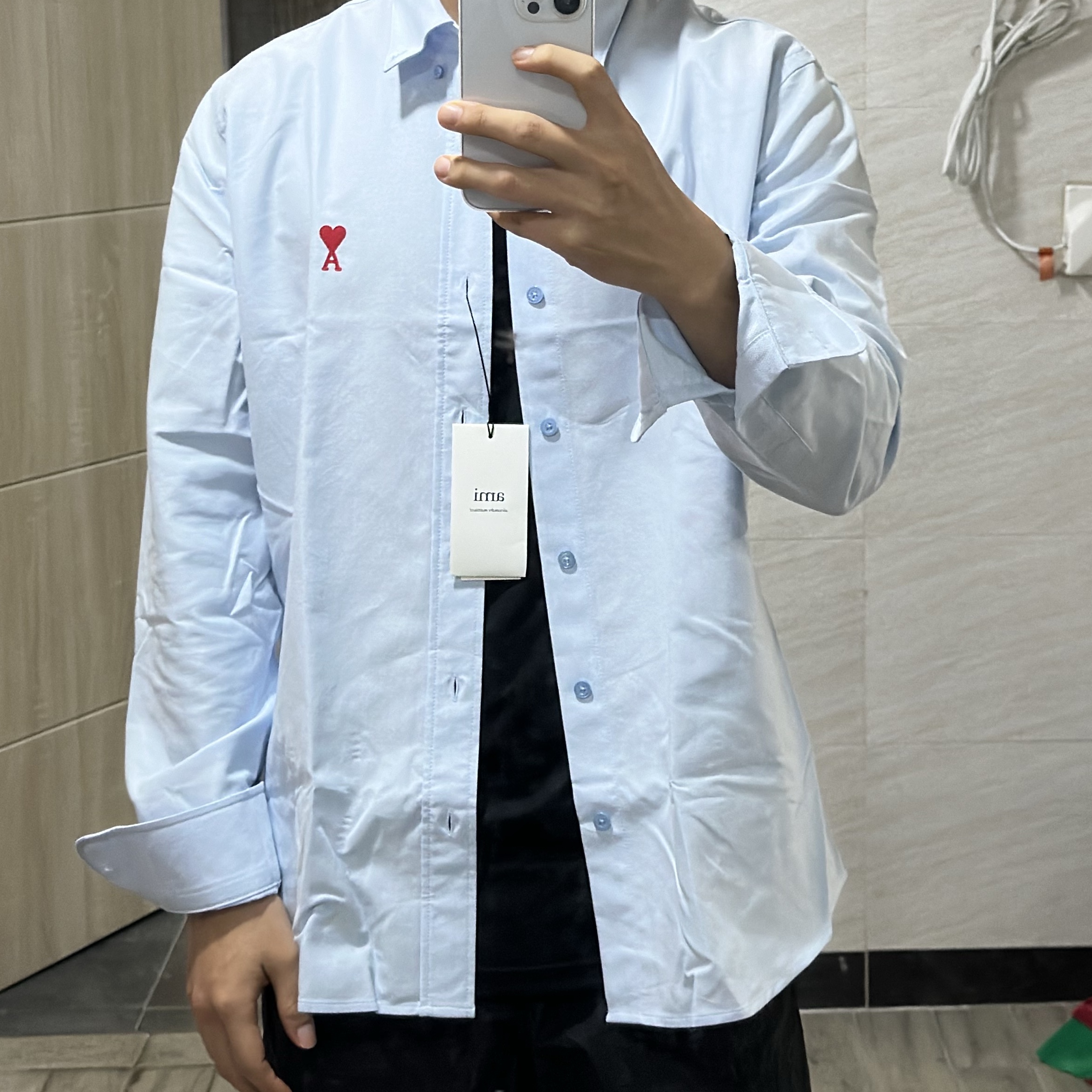 AMI de Coeur Oxford Button Down Shirt Sky Blue 착용 스타일