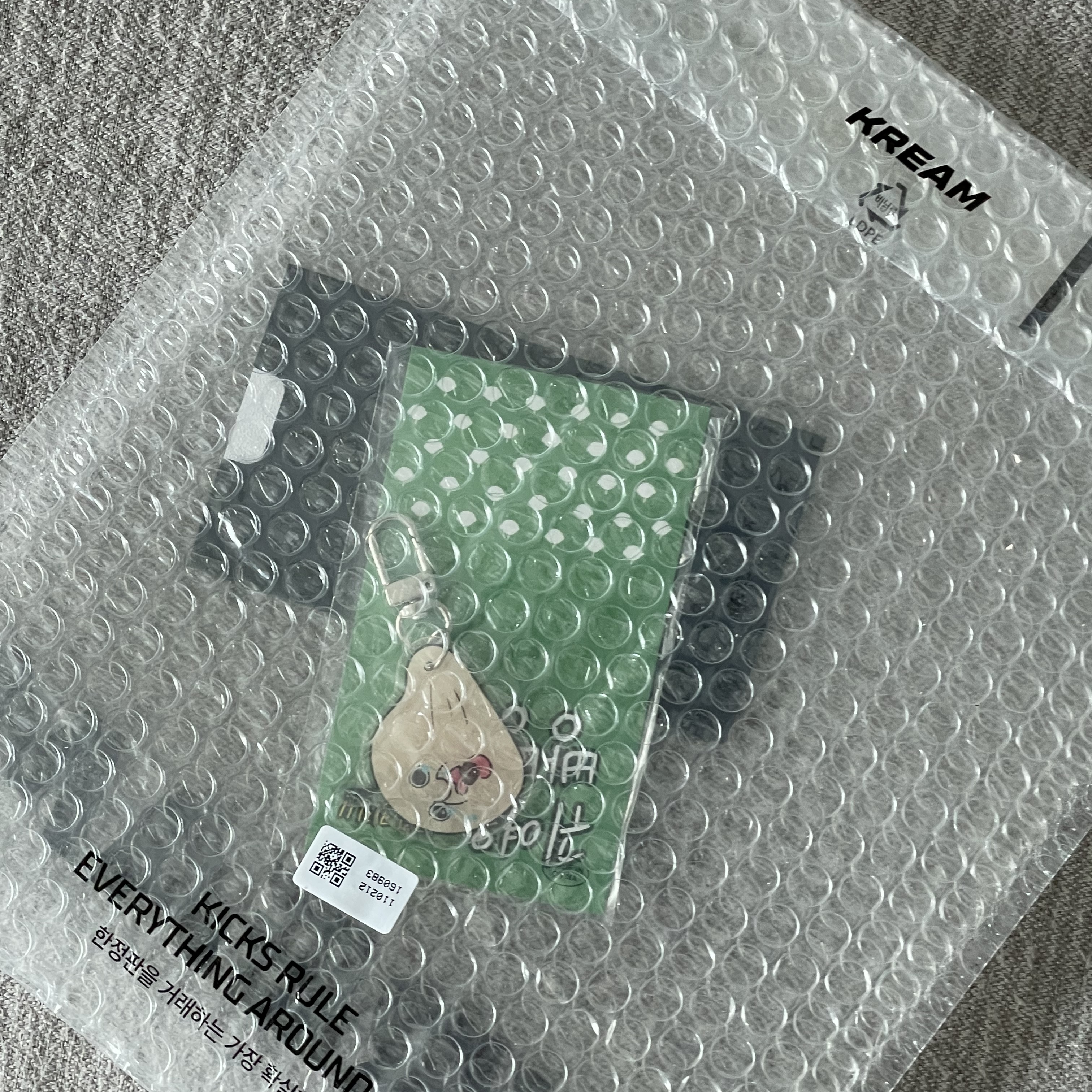 Bbangbbang Pinch Cheek Acrylic Keyring 착용 스타일 - 1