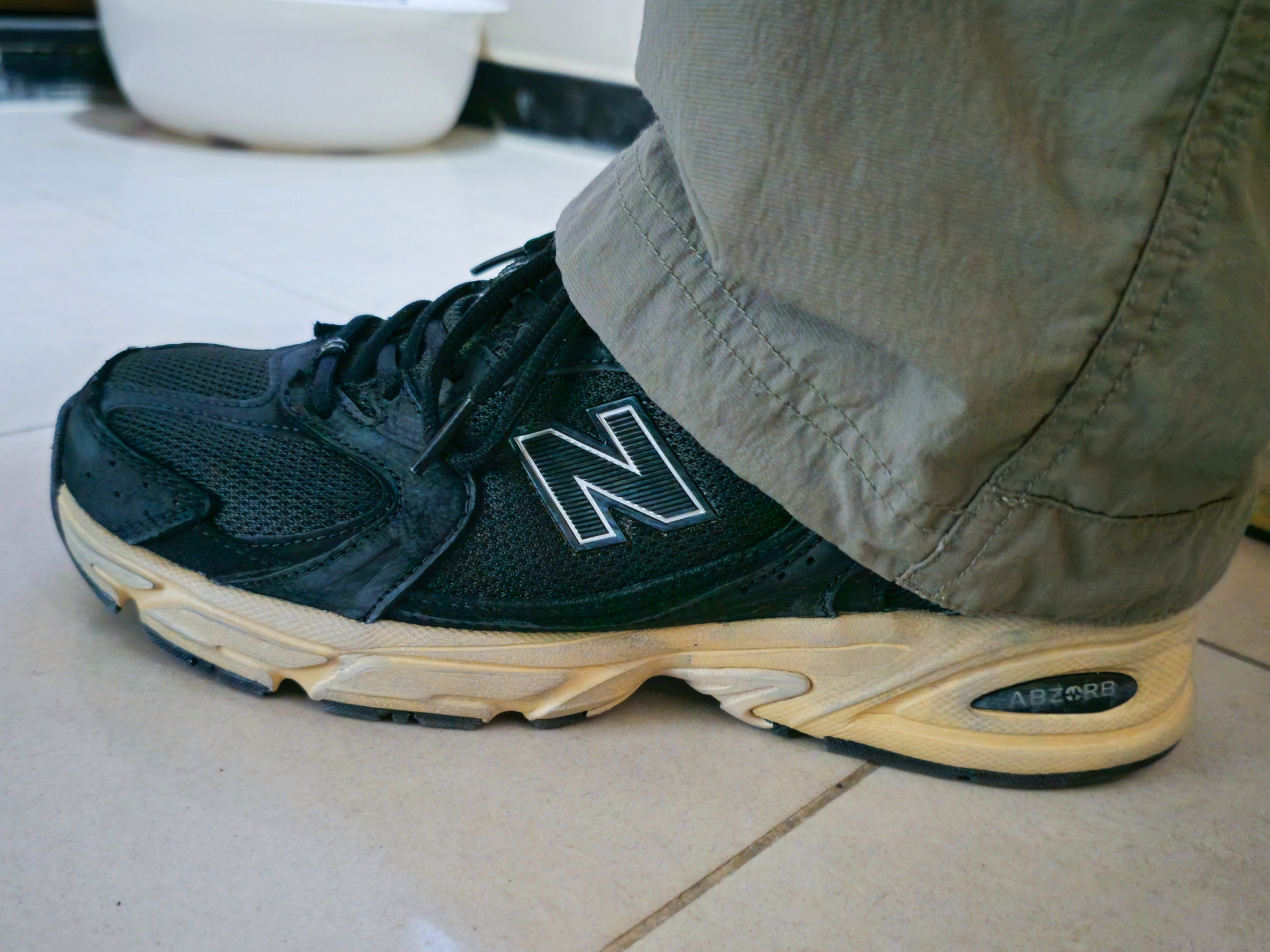 New Balance 530 Vintage Black Gum 착용 스타일 - 2