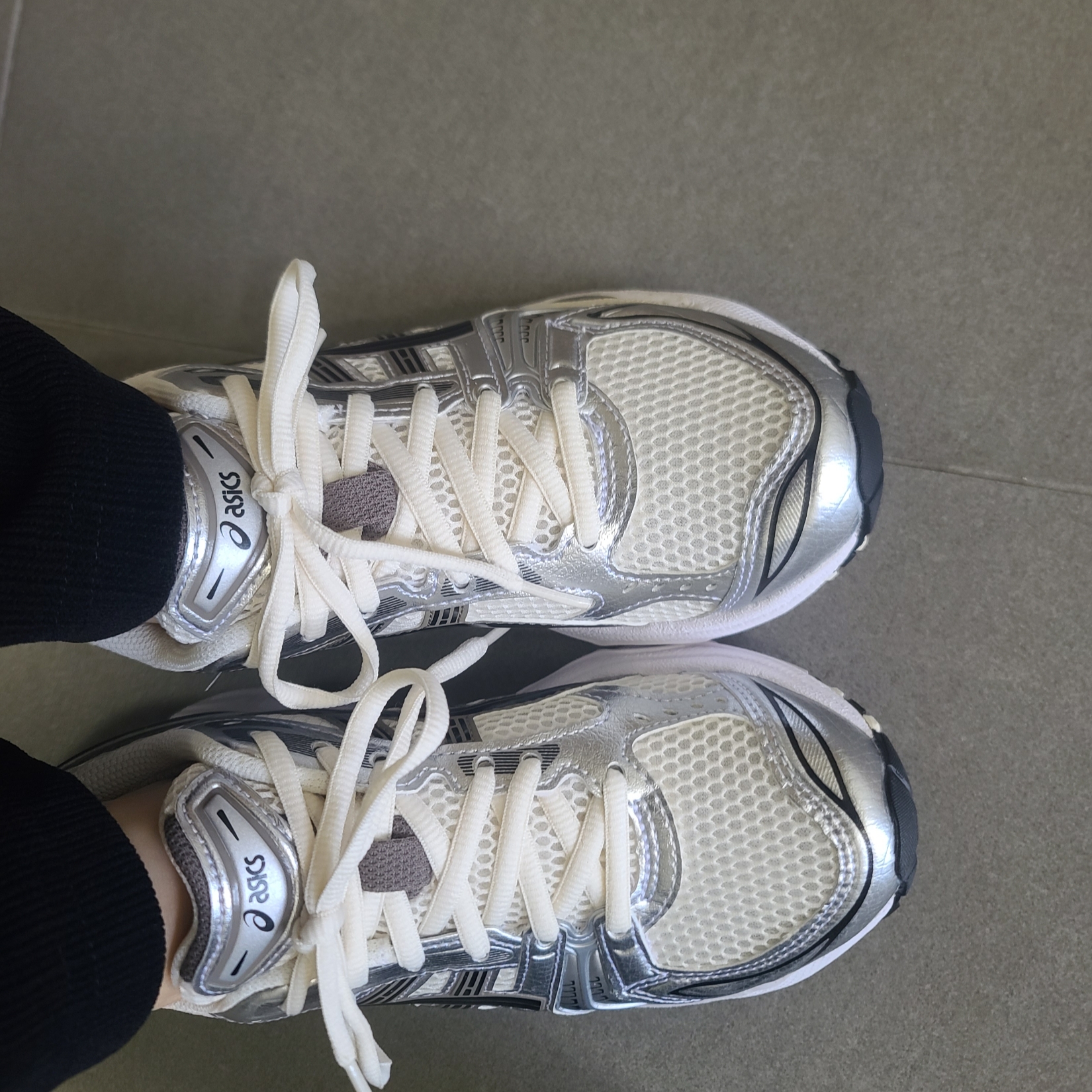 Asics Gel-Kayano 14 Cream Black 착용 스타일