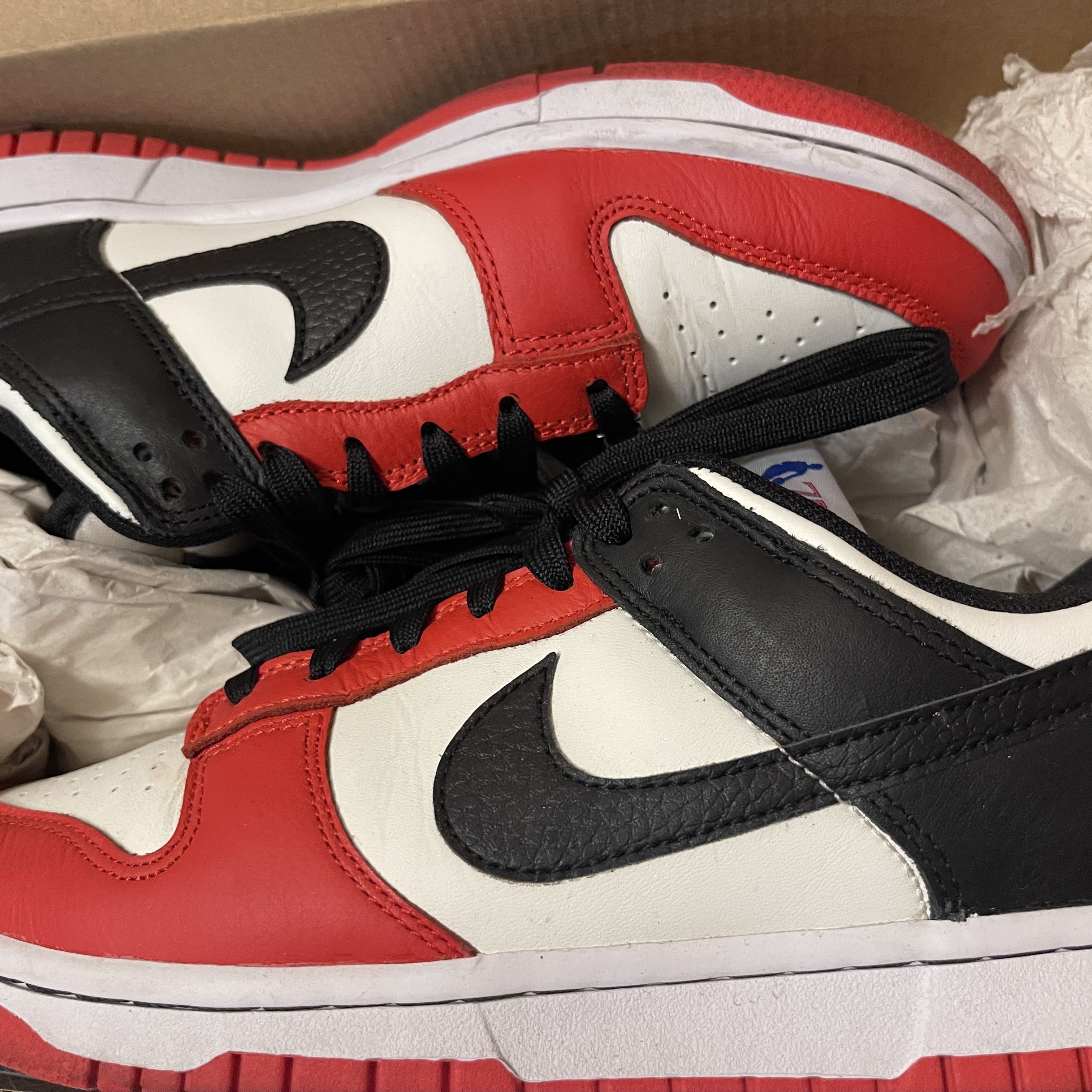 Nike x NBA Dunk Low Retro EMB Black and Chile Red 착용 스타일