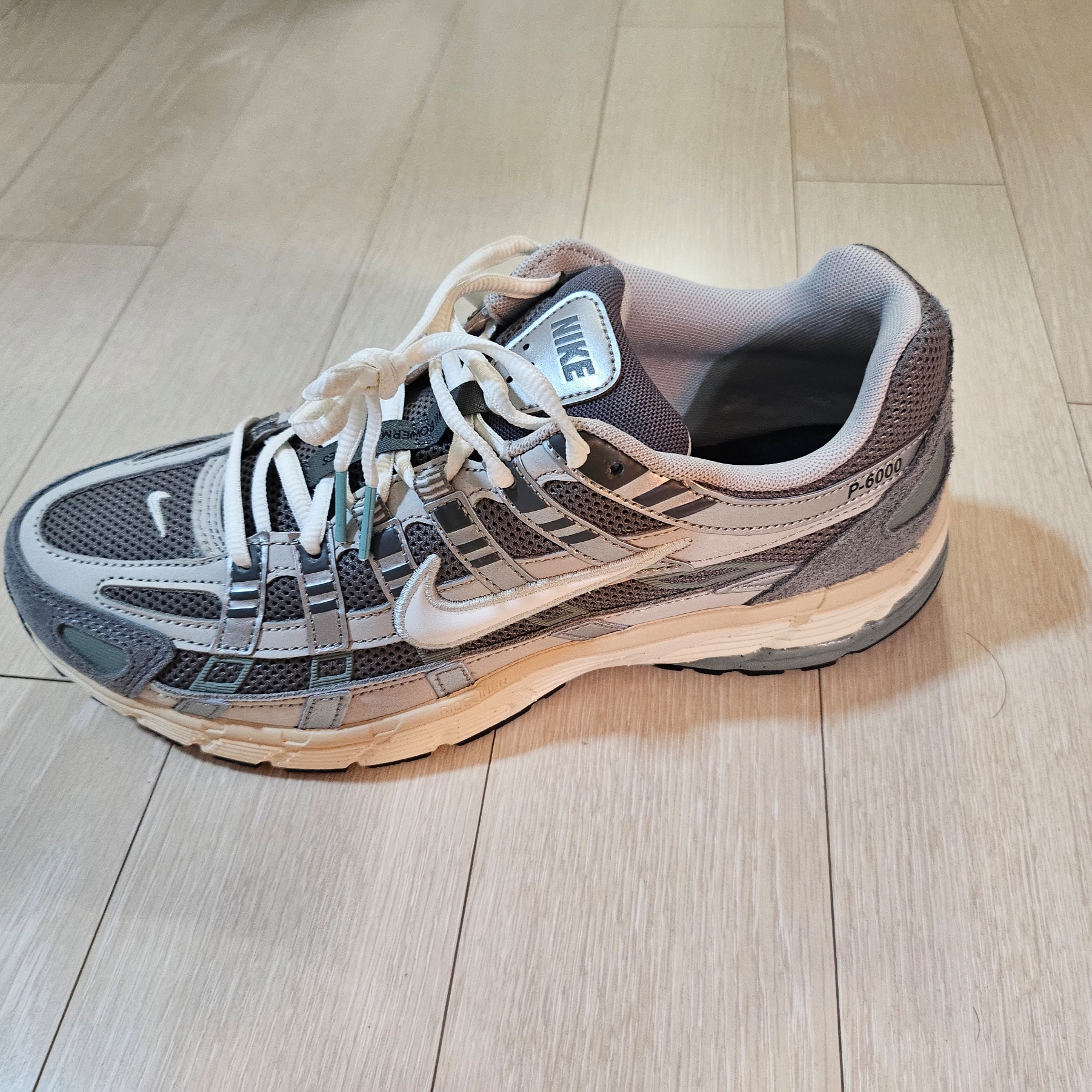 Nike P-6000 Flat Pewter Light Iron Ore 착용 스타일