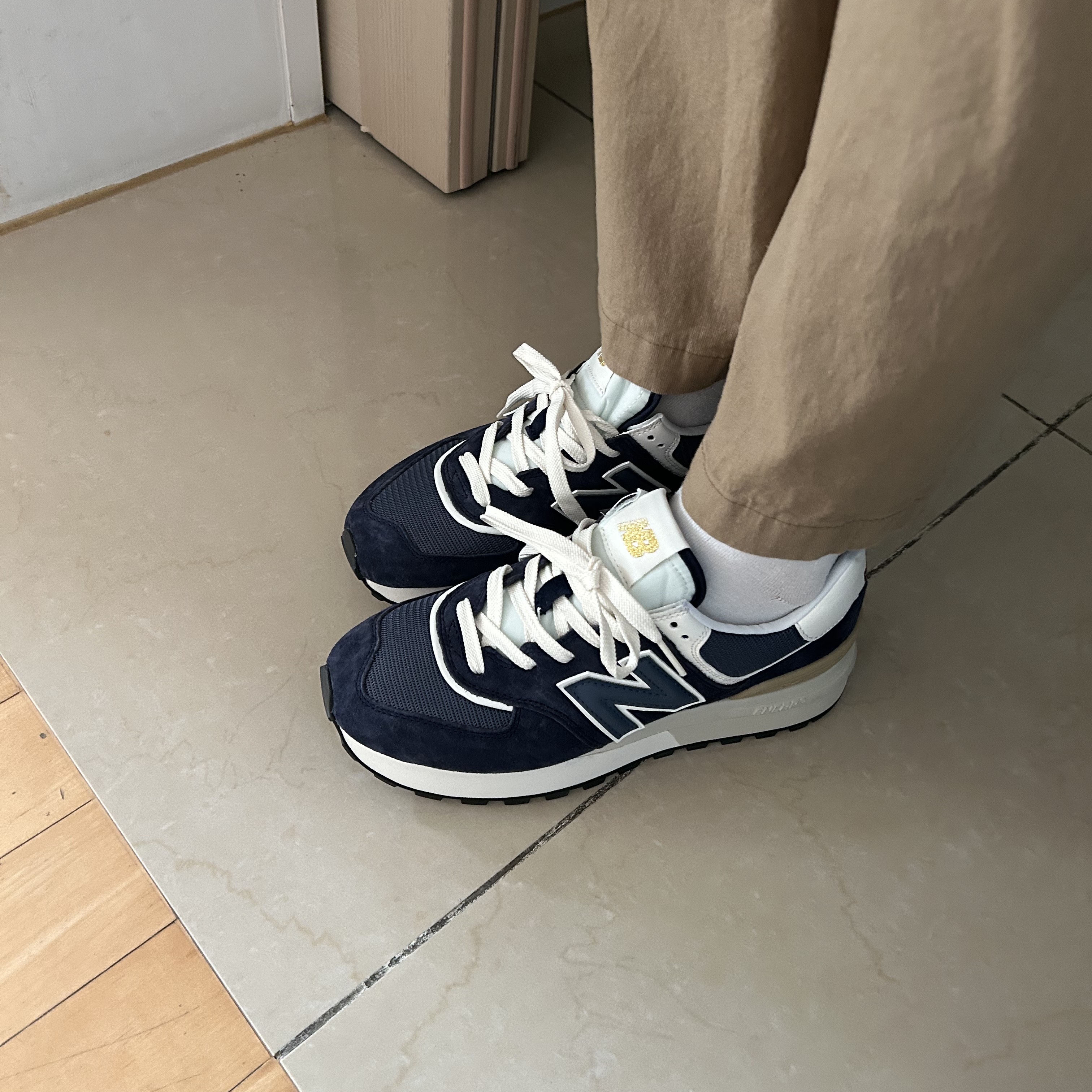 New Balance 574 Legacy Navy 착용 스타일 - 2
