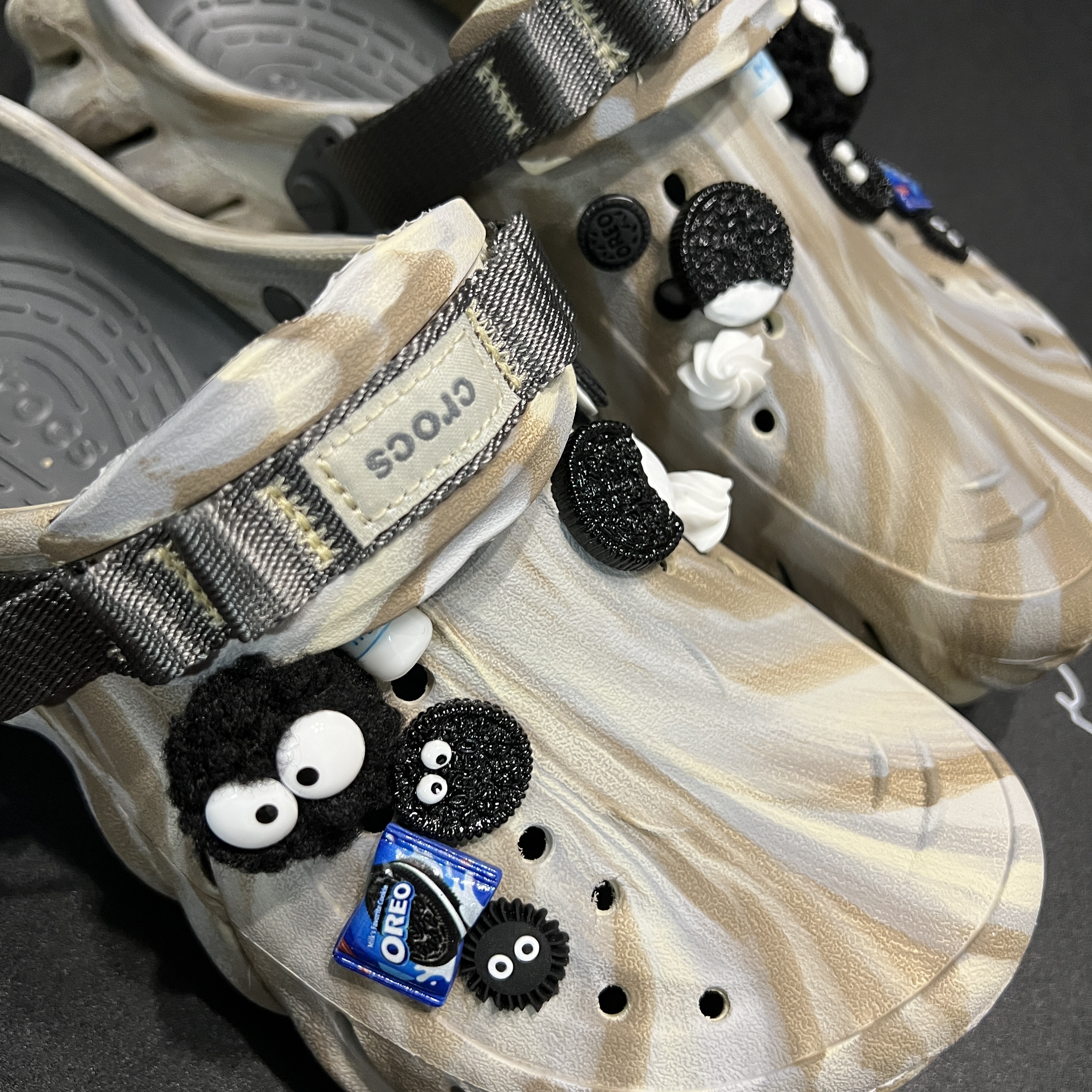 Crocs Echo Marbled Clog Bone Multi 착용 스타일