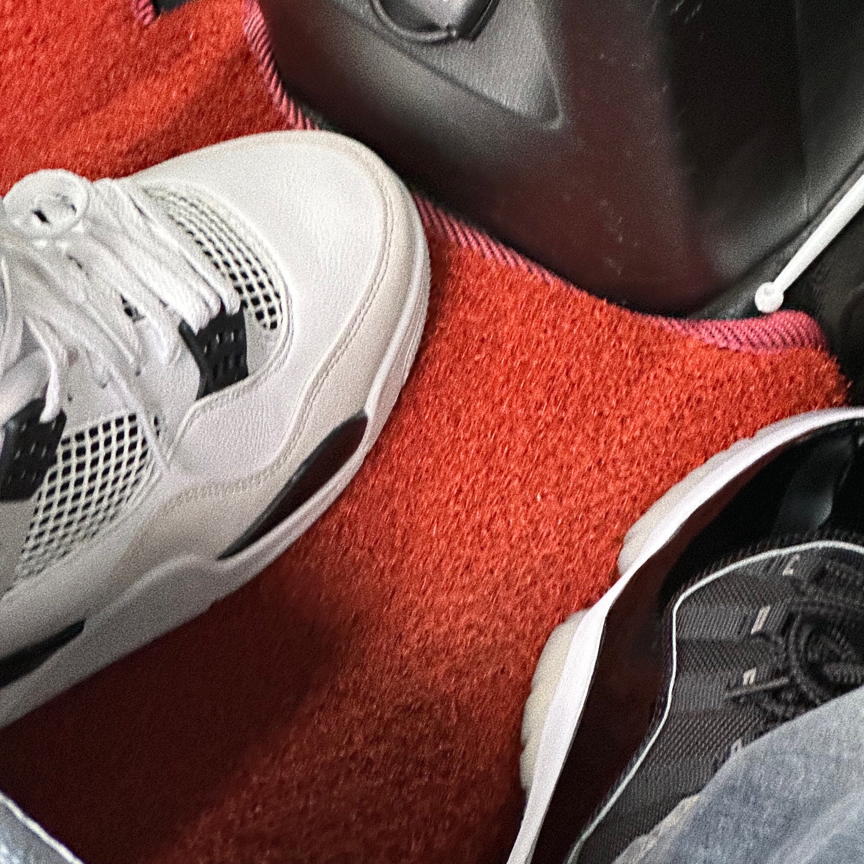 Jordan 4 Retro White and Black, Stone Island 63020 Crewneck Sweatshirt Black - 22FW 착용 스타일 - 3