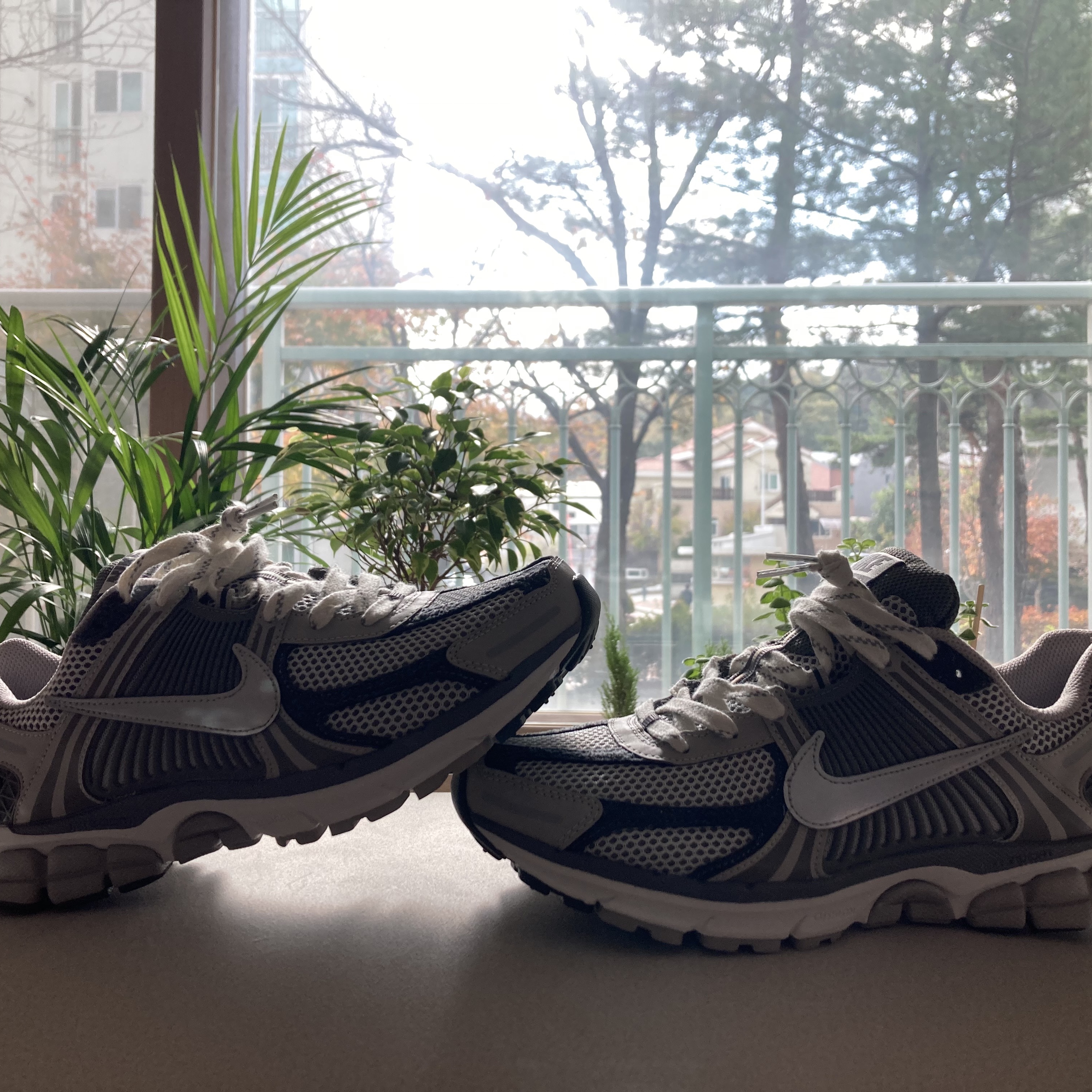 Nike Zoom Vomero 5 PRM Light Iron Ore and Flat Fewter 착용 스타일
