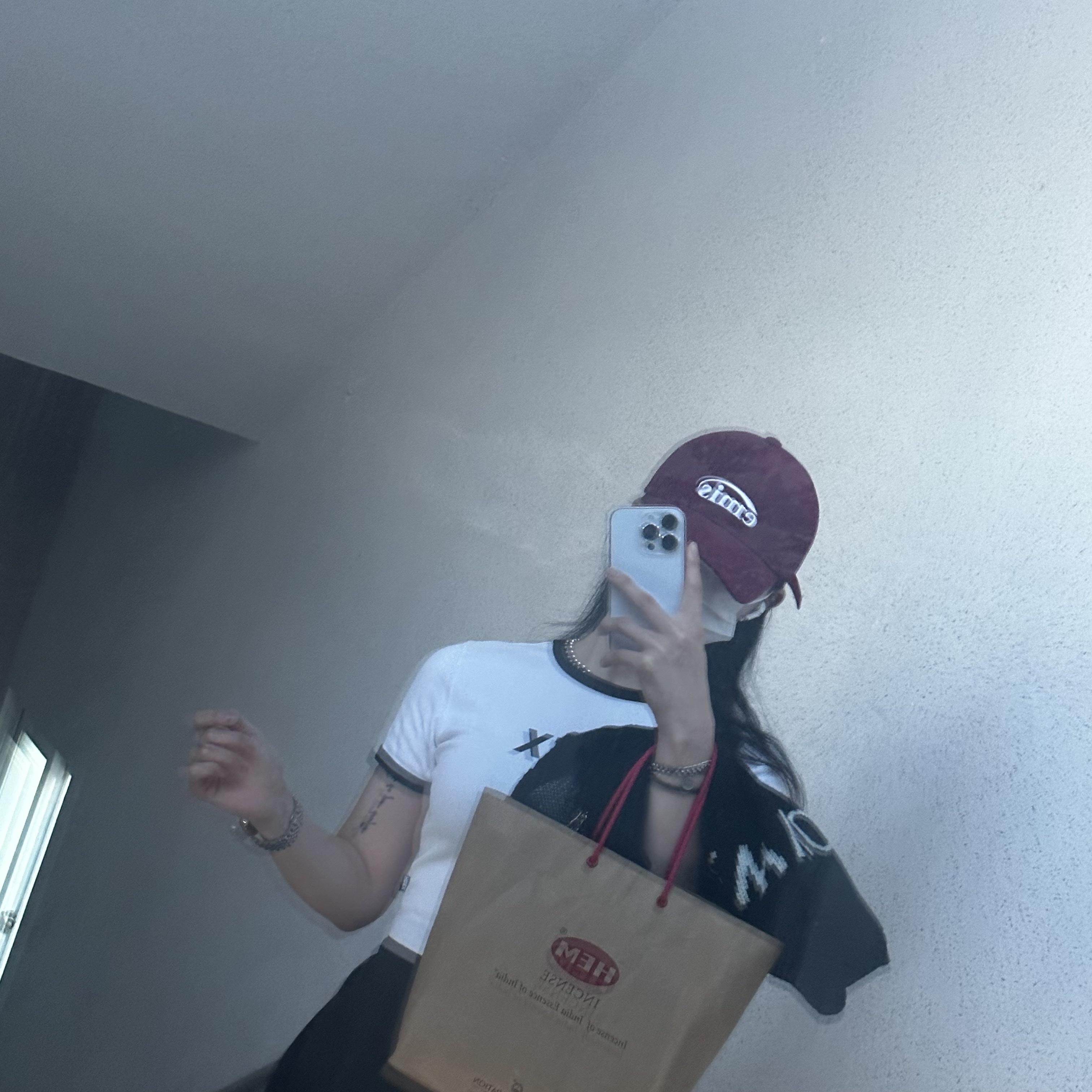 Emis New Logo Emis Cap Burgundy 착용 스타일