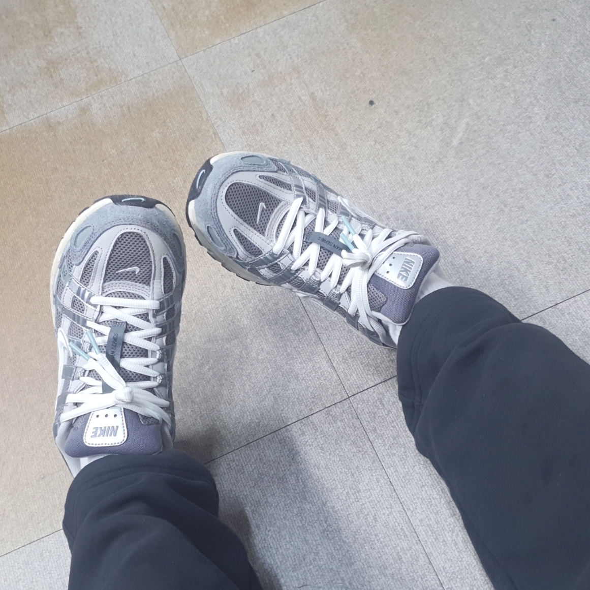 Nike P-6000 Flat Pewter Light Iron Ore 착용 스타일