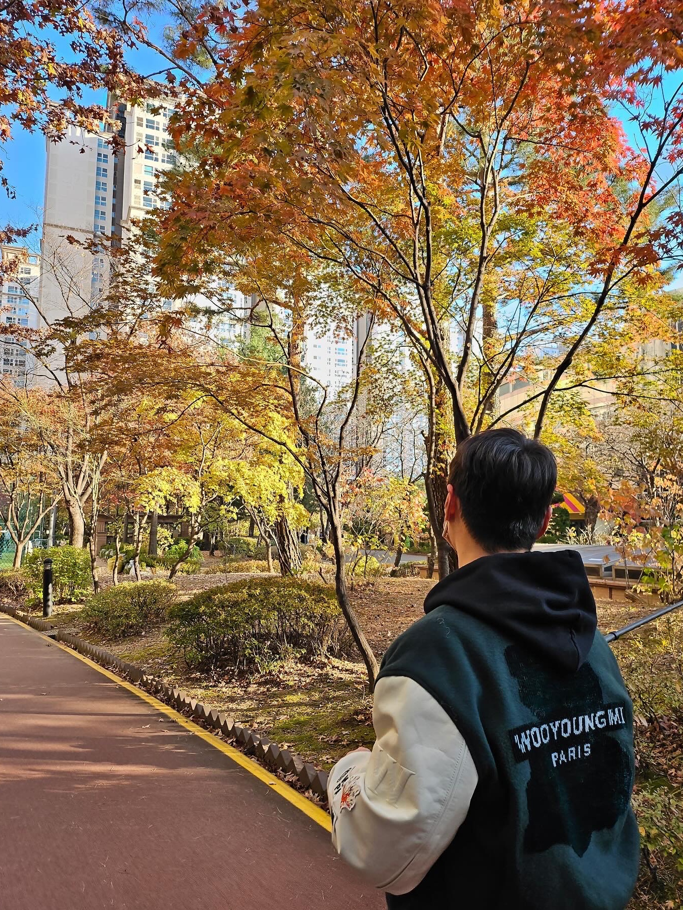 Wooyoungmi Volcano Varsity Jacket Green - 23FW, Off-White Weed Arrow Oversized Hoodie Black 착용 스타일 - 4