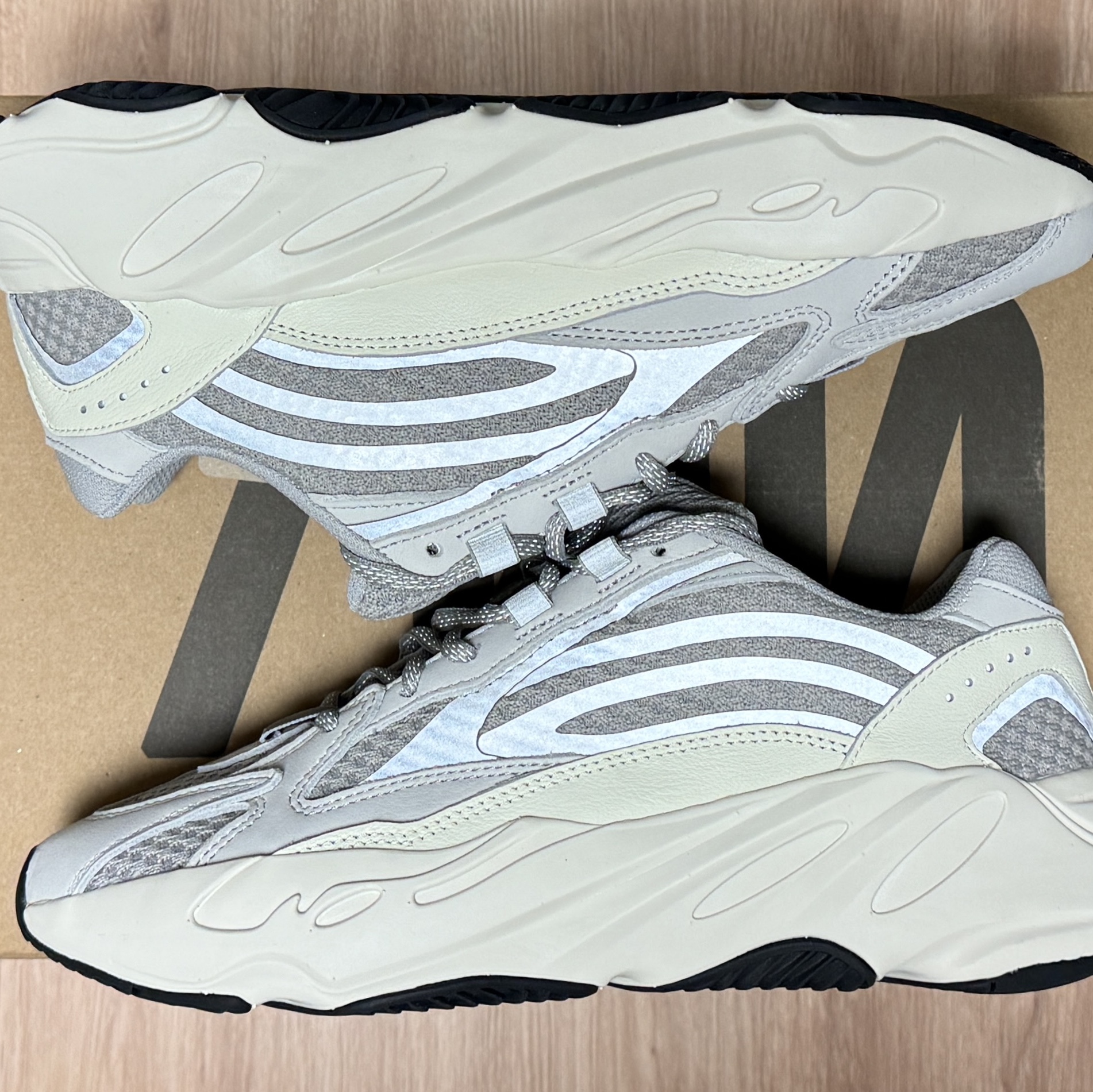 Adidas Yeezy Boost 700 V2 Static 2022 착용 스타일