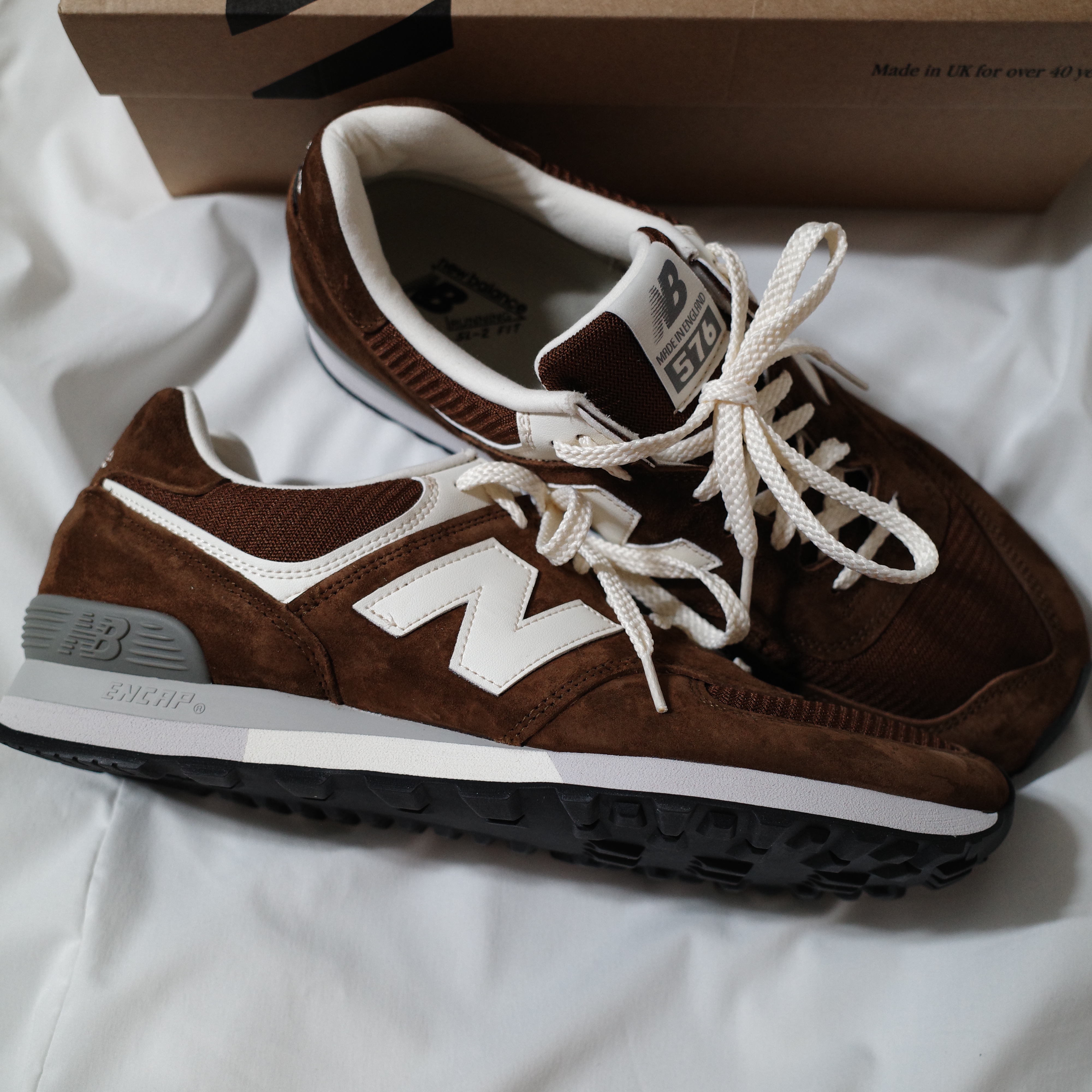 New Balance 576 Made in UK Monks Robe Coconut Milk 착용 스타일 - 2
