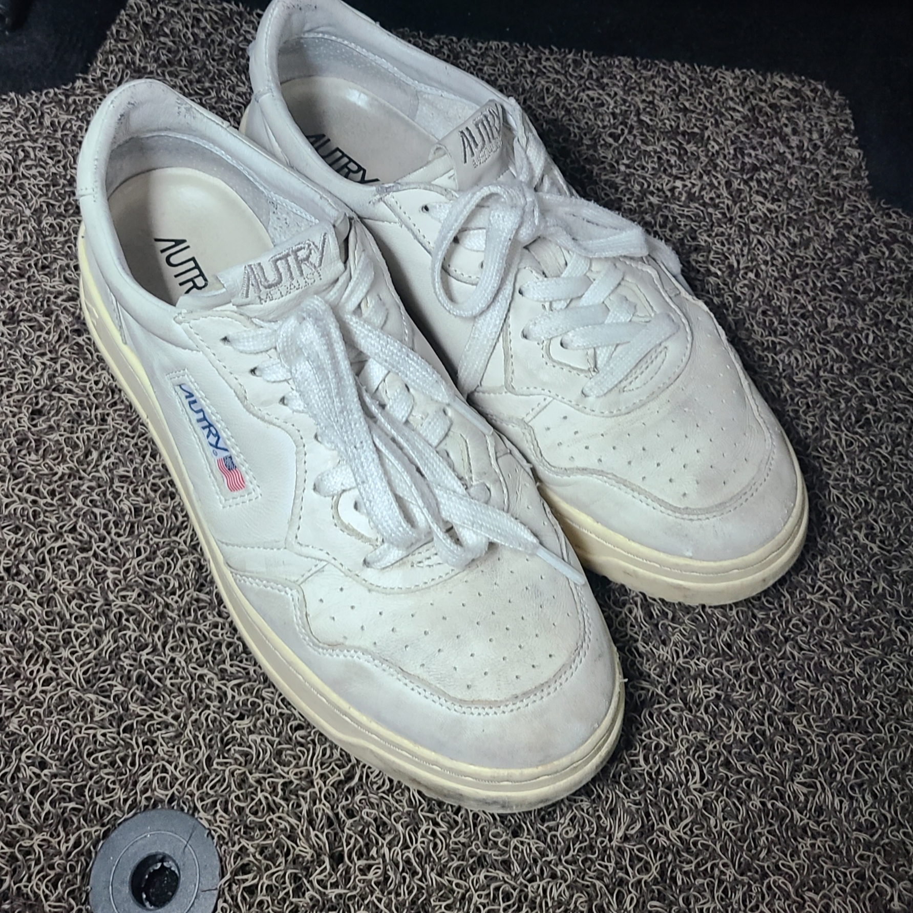 Autry Medalist Low Goatskin Sneakers White 착용 스타일