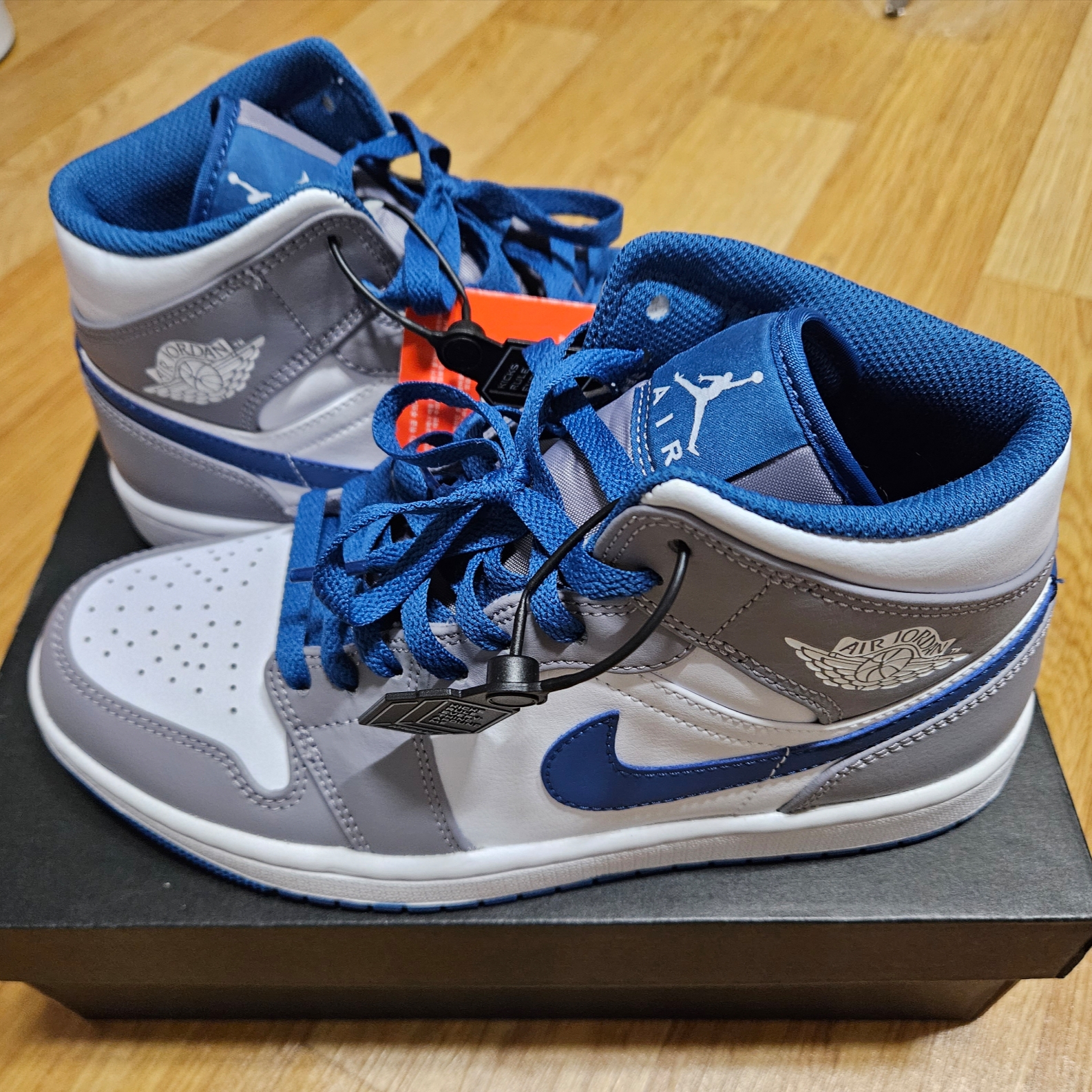 Jordan 1 Mid Cement Grey True Blue 착용 스타일 - 1