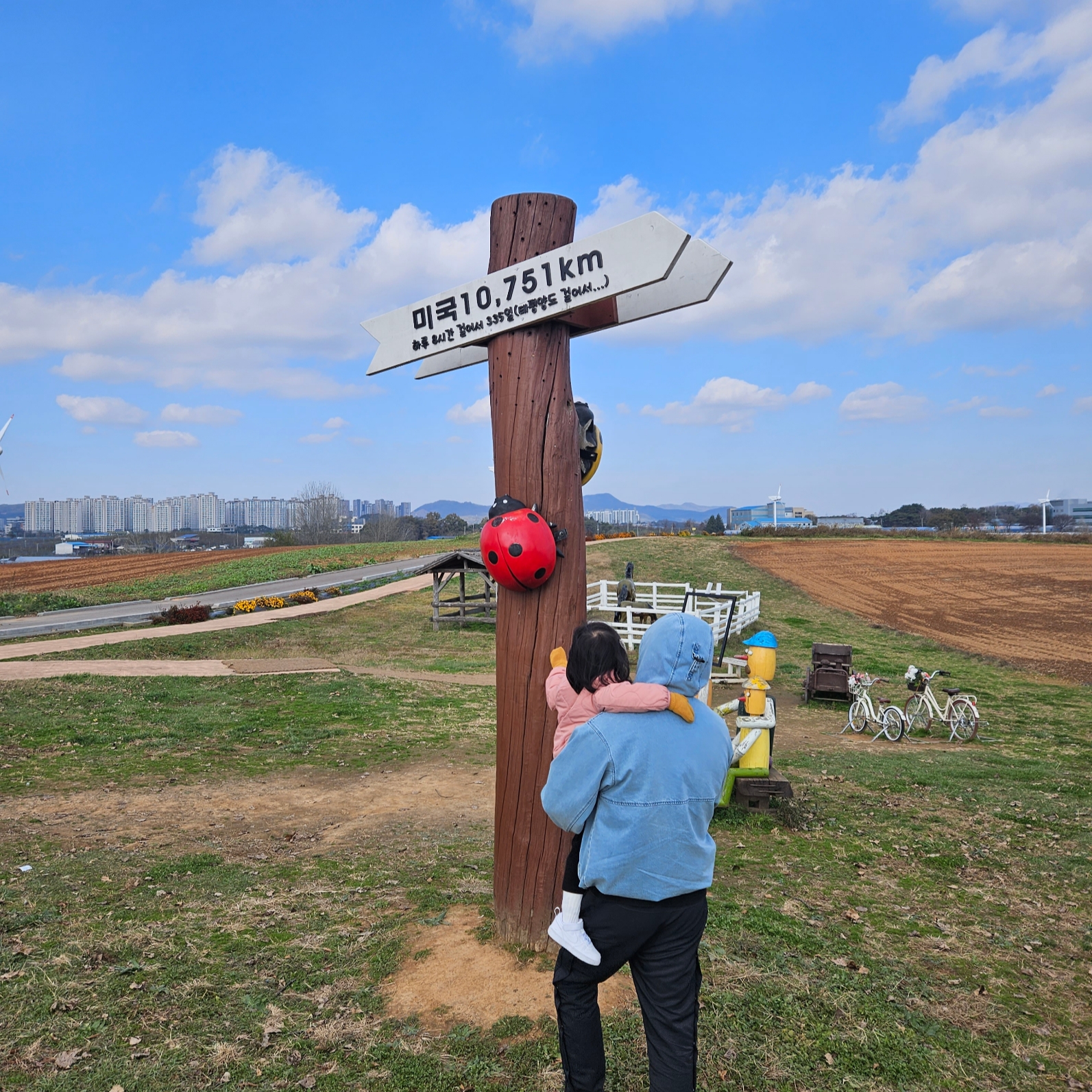 Adidas Yeezy Slide Slate Grey 착용 스타일 - 4
