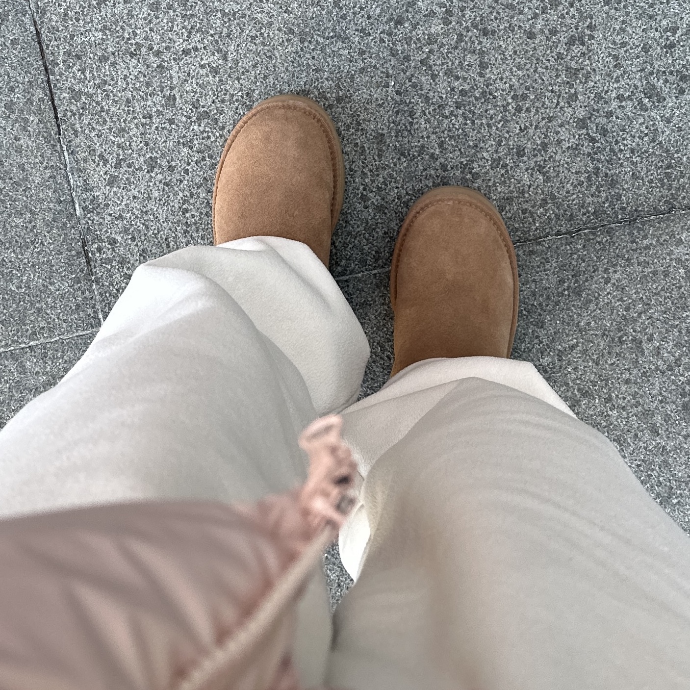 (W) UGG Classic Mini Platform Boots Chestnut 착용 스타일 - 1