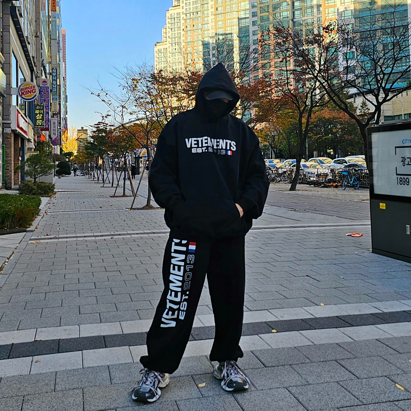 Balenciaga 3XL Mule Grey White Red, Moncler Bressay Down Jacket Black - 22FW 착용 스타일 - 1