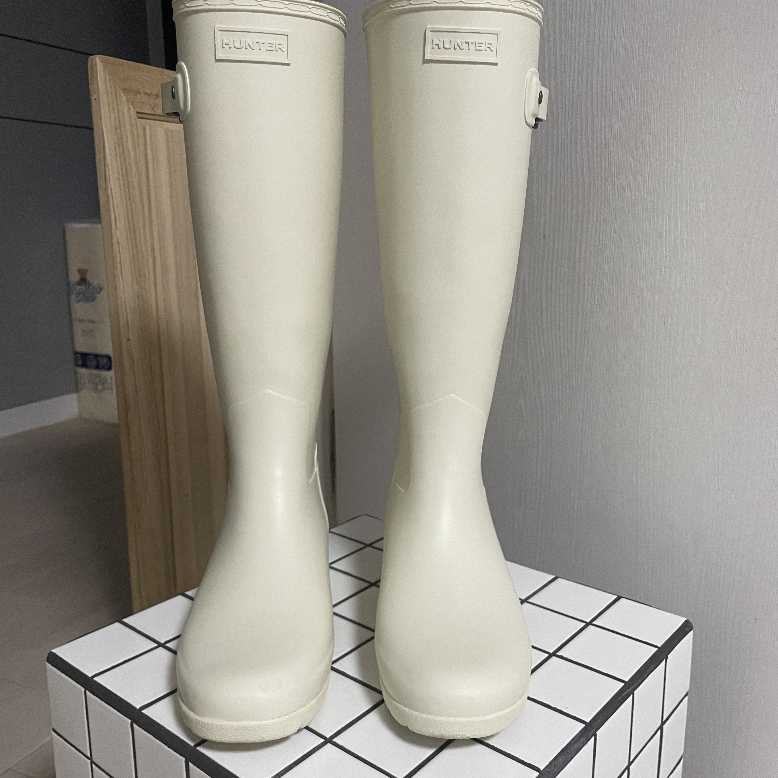 (W) Hunter Refined Slim Fit Tall Wellington Boots Soft Sand 착용 스타일 - 1